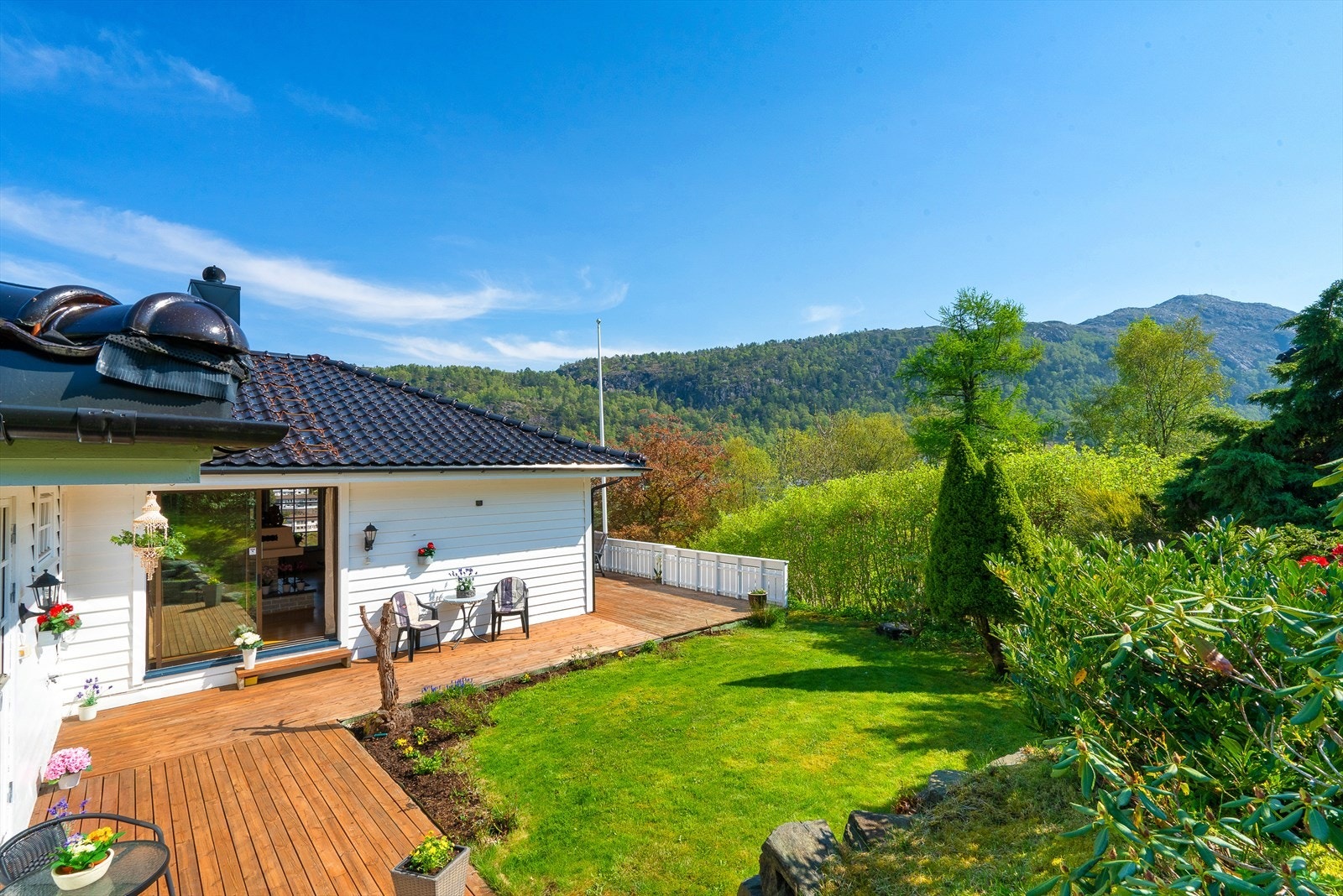 Rundt huset strekker det seg 50 m² med solrik terrasse, med direkte tilkomst til den fine plenen. Galleribilde