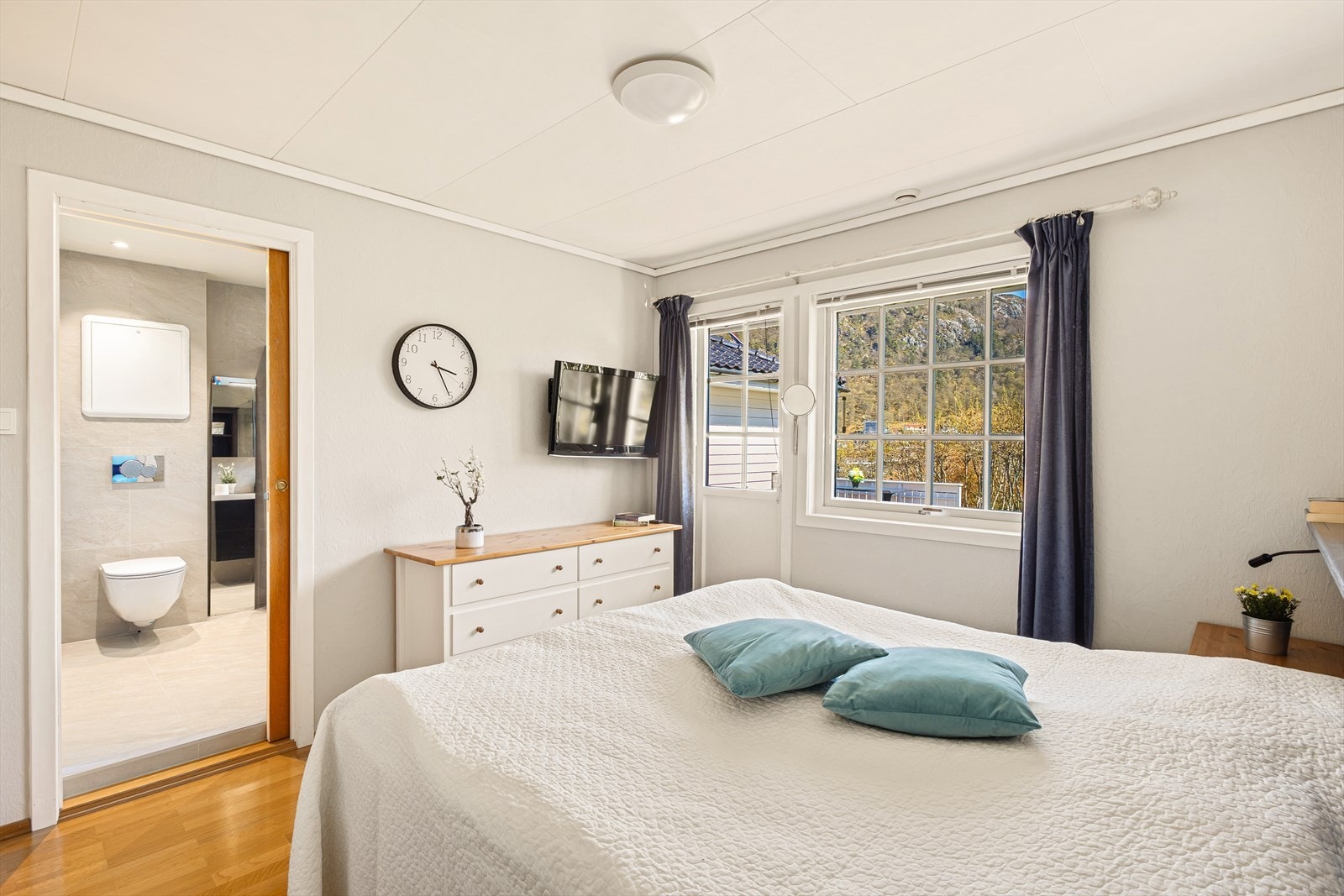 Hovedsoverommet er svært romslig med eget bad og utgang til terrassen. Galleribilde