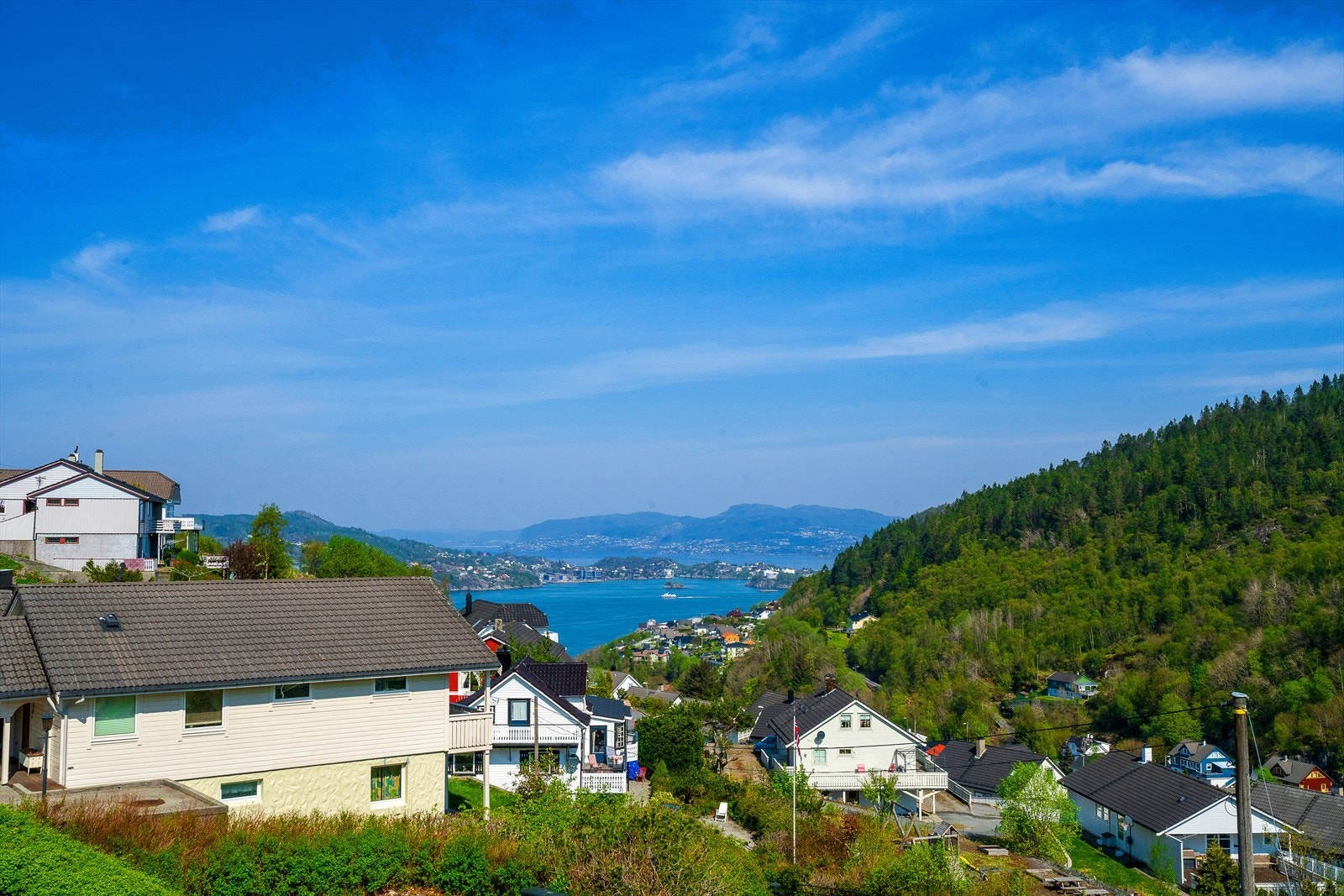 Fra både stuen, kjøkken og terrassen kan du nyte den fantastiske utsikten mot Byfjorden og helt ut til Tertnes/Morvik/Nordhordlandsbroen! Galleribilde