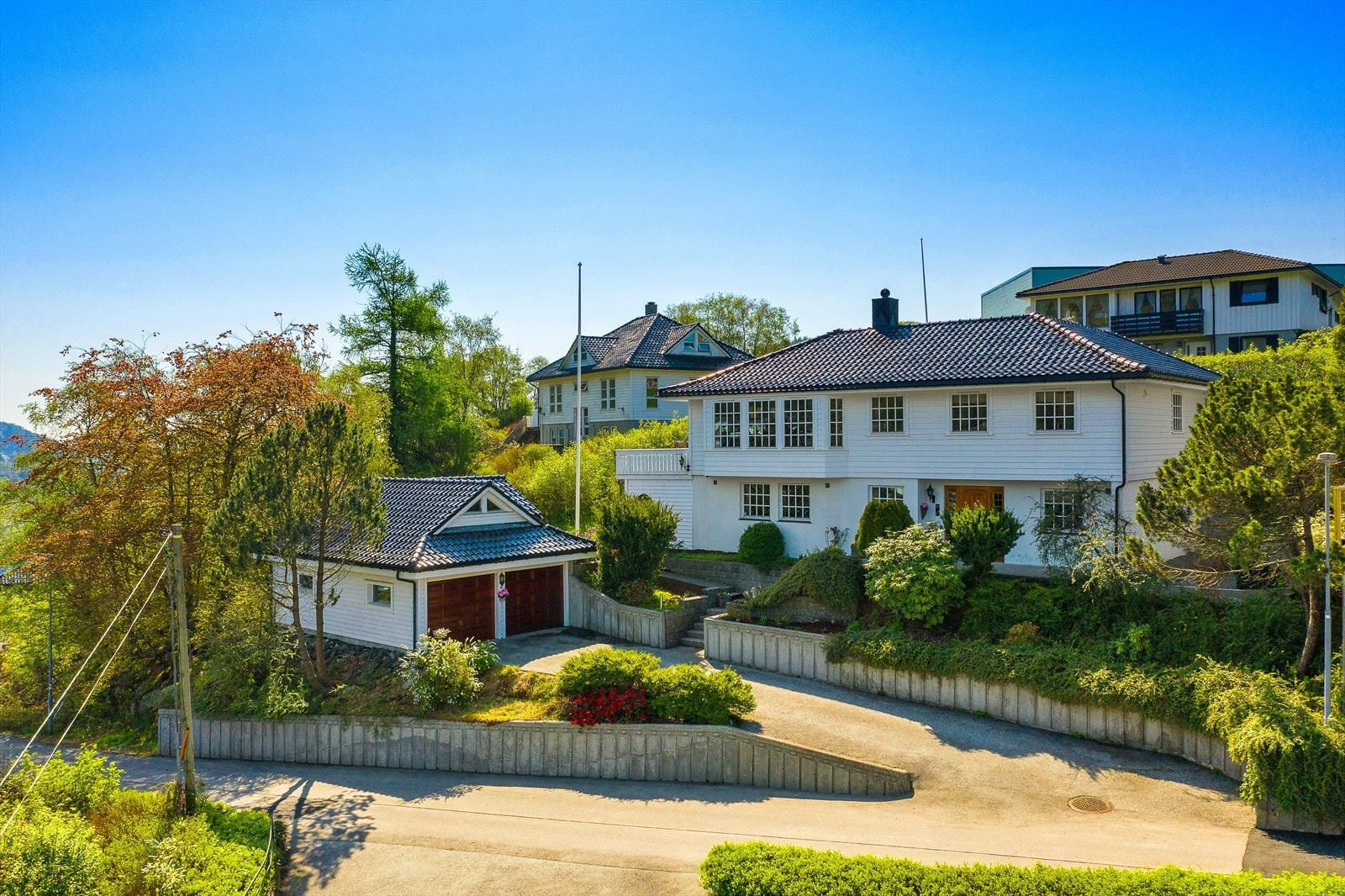 En idyllisk eiendom - plassert i et veletablert nabolag med nærhet til skole og barnehage. Galleribilde
