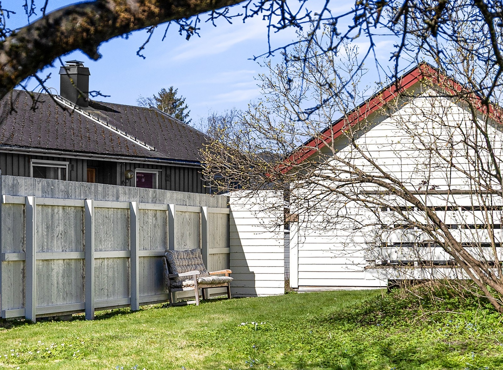 I hagen er det rikelig med boltreplass for store og små. Galleribilde