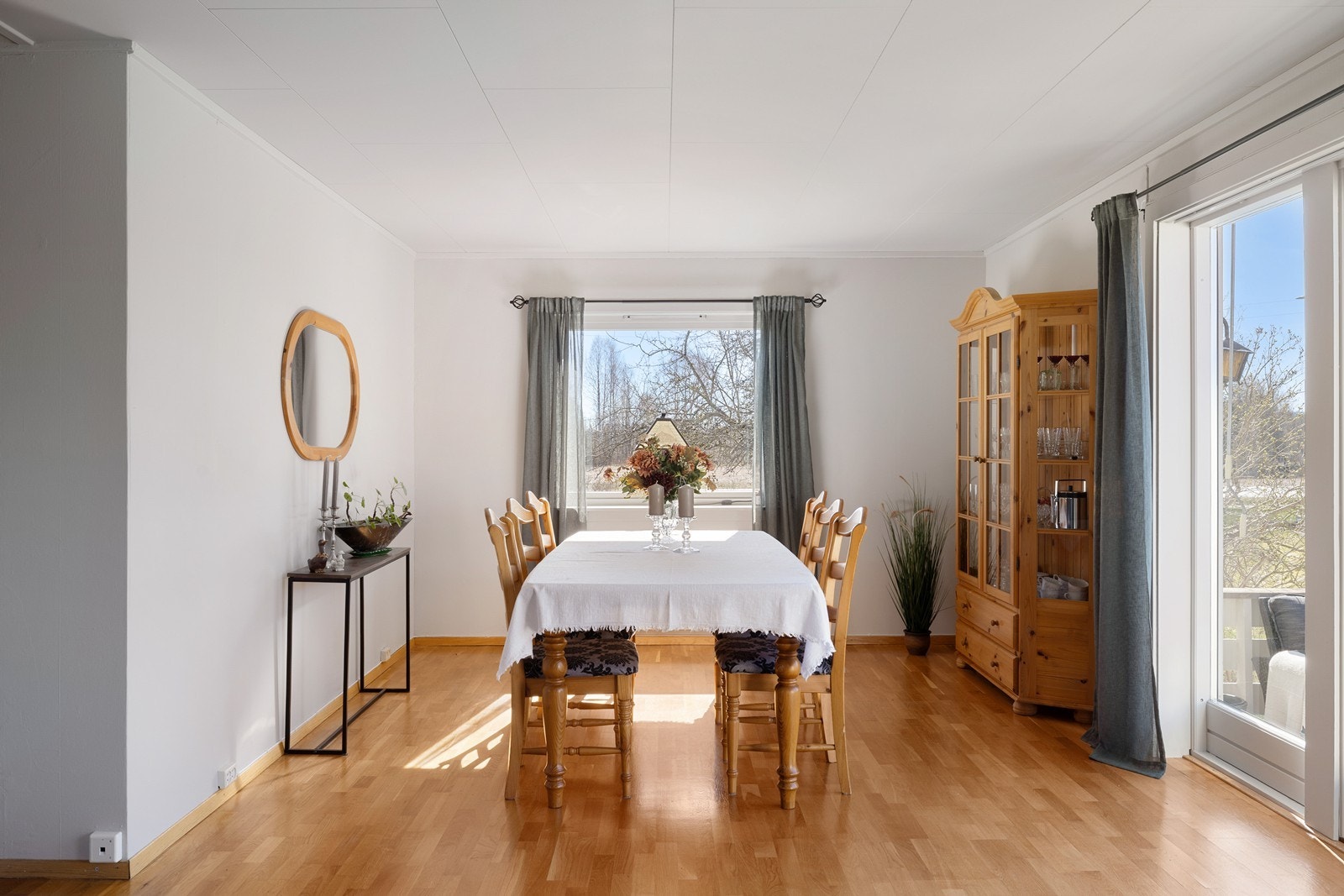 God plass til stort spisebord. Galleribilde