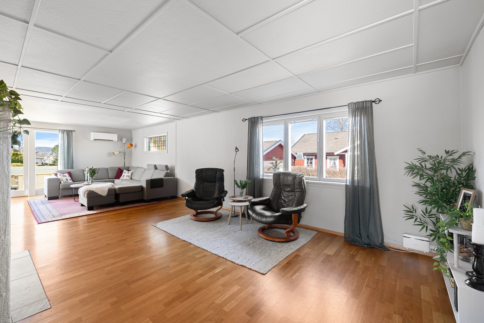 Boligen går over tre plan, og rommer blant annet entré, stor stue, kjøkken med spiseplass, tre soverom, bad og vaskerom. Galleribilde