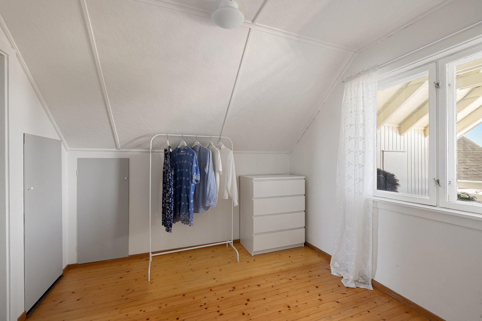 Det ene soverommet er benytett som omkledningsrom. Rommet har inngang til begge øvrige soverom i etasjen. Galleribilde