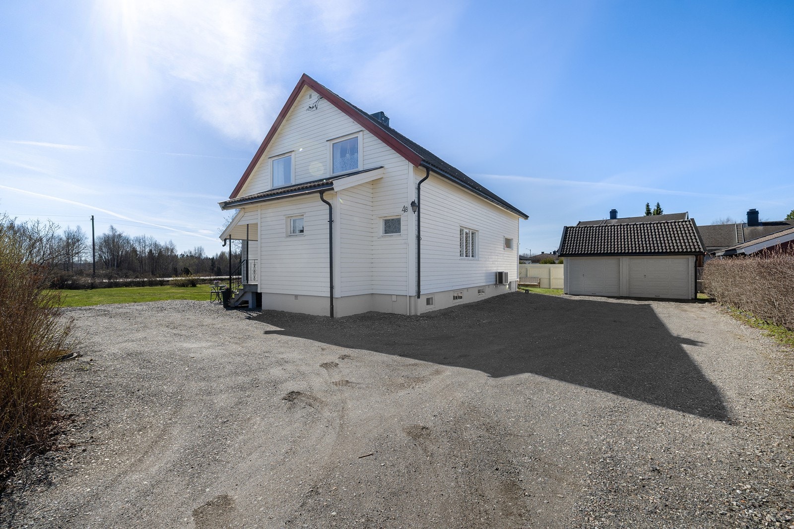 Stor grulagt gårdsplass med god plass til bilparkering. Galleribilde