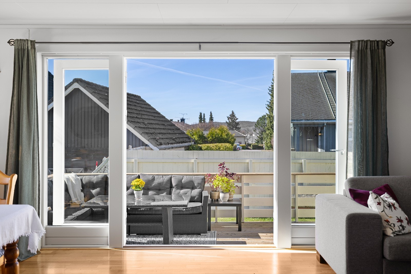 Det er doble dører ut til terrassen på 13 m². Galleribilde