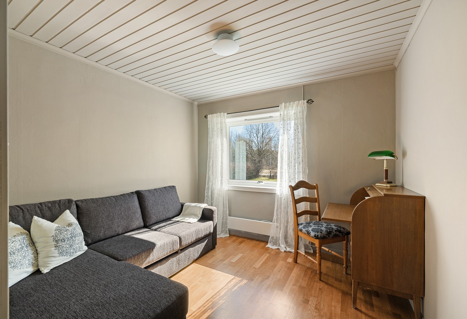 Etasjen har et soverom/kontor. Rommet er blitt innredet med sofa og kontorpult. Galleribilde