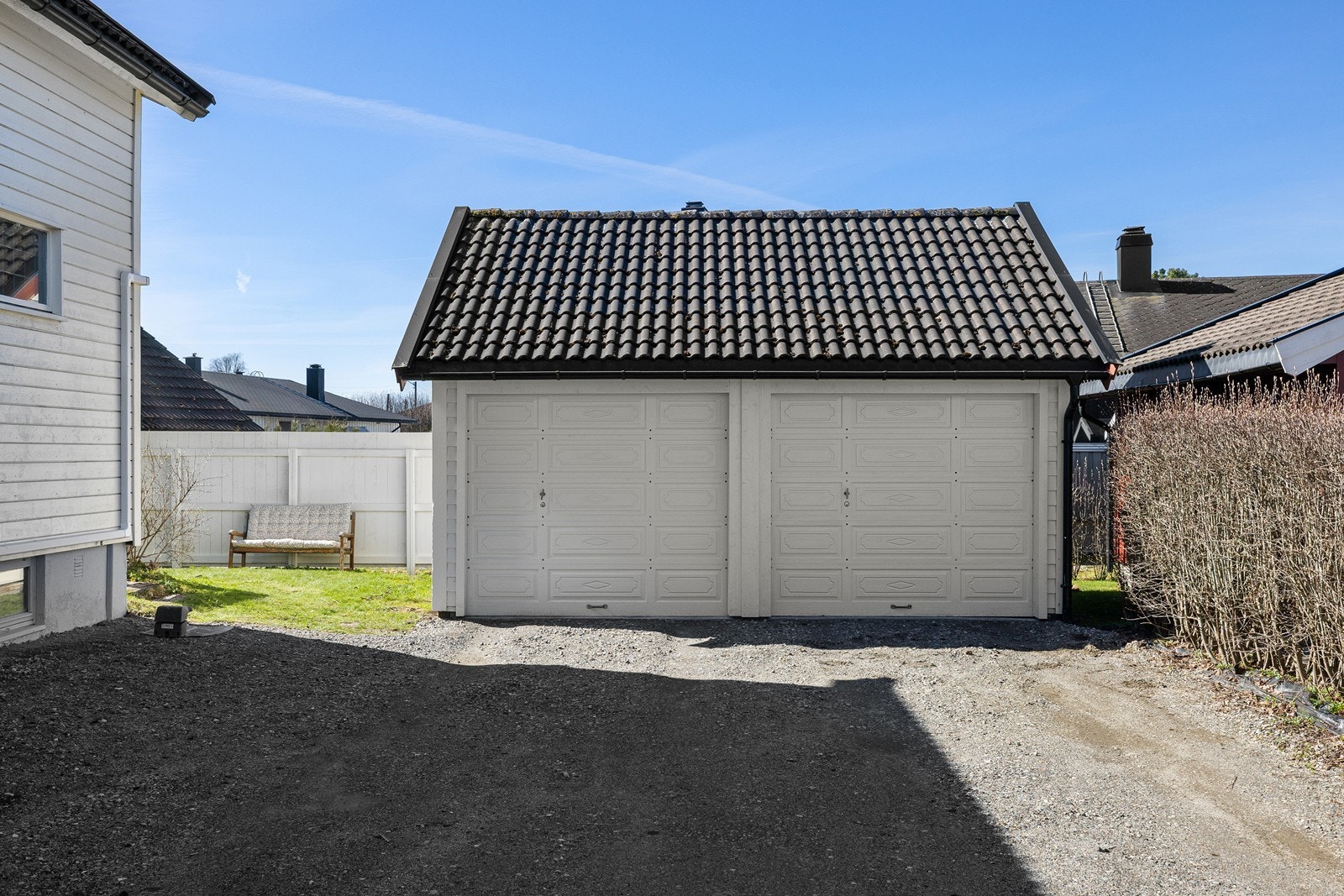 Det medfølger parkering i dobbelgarasje, hvor det er montert elbillader. I tillegg er det plass til biloppstilling på gårdsplassen. Galleribilde
