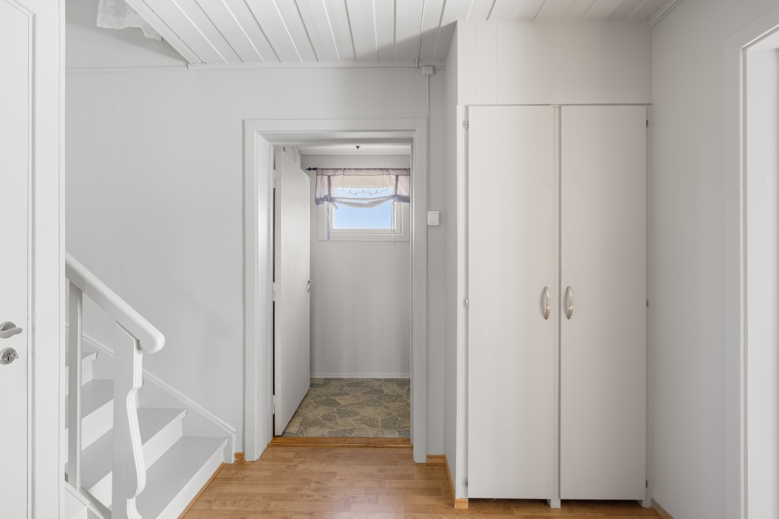 Plass til oppheng av yttertøy og sko. Galleribilde