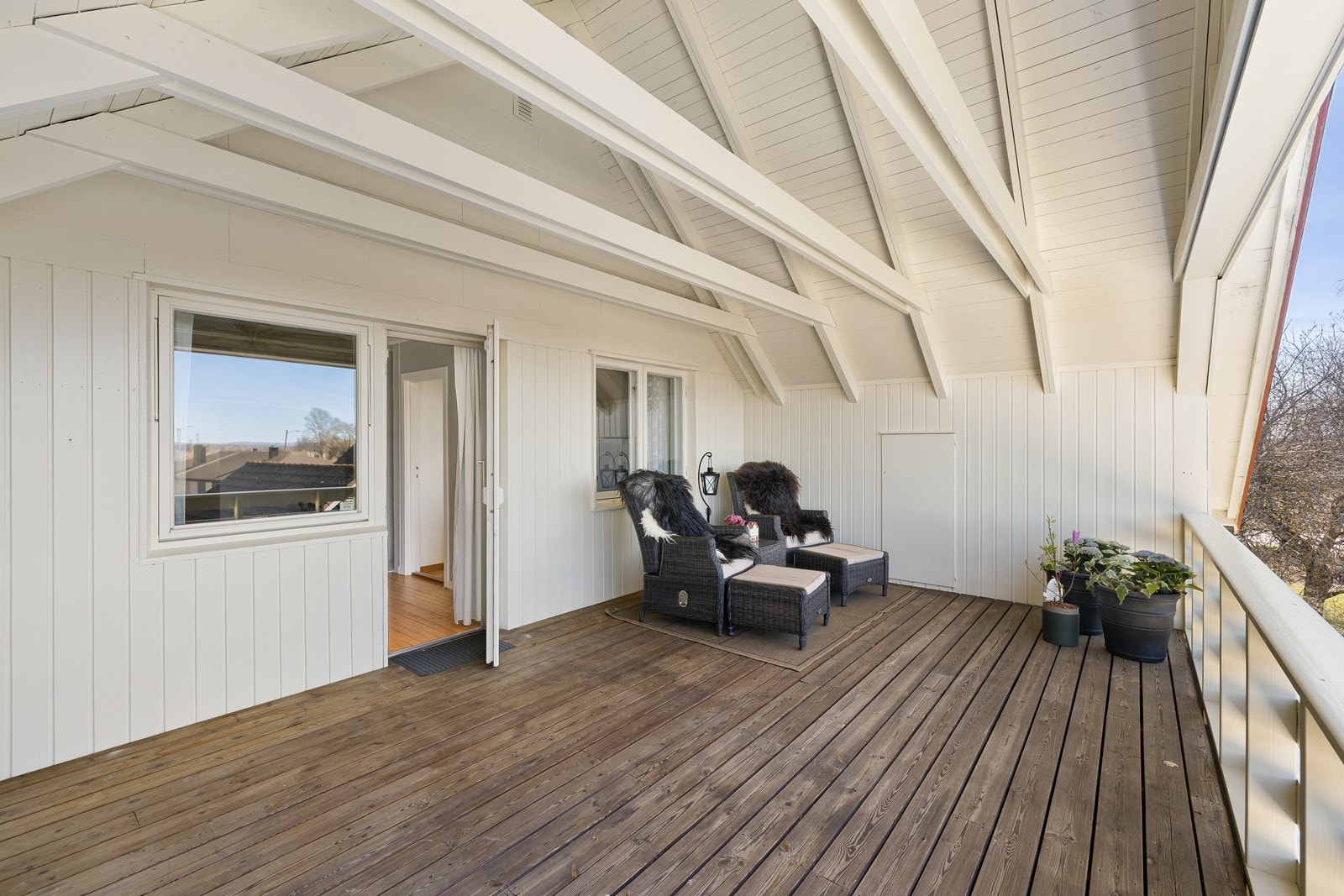 Her ute er det god plass til flere sittegrupper. Galleribilde