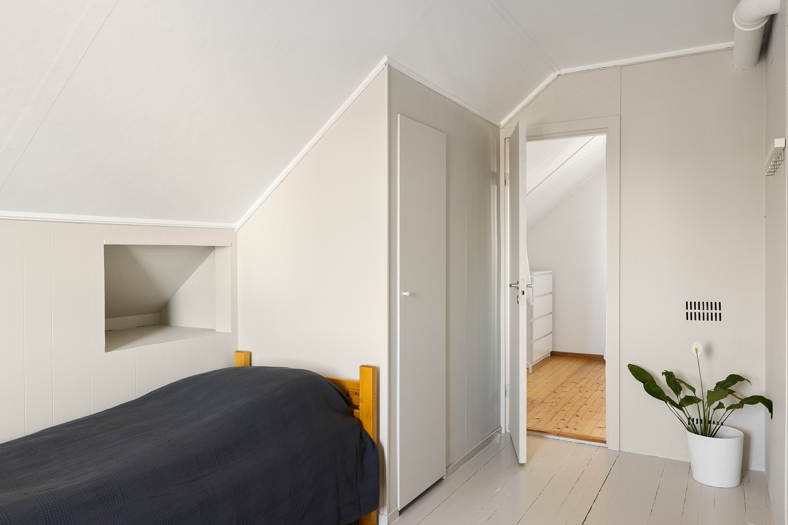 Rommet har plass til seng, nattbord, garderobeløsning og evt. skrivebord. Galleribilde