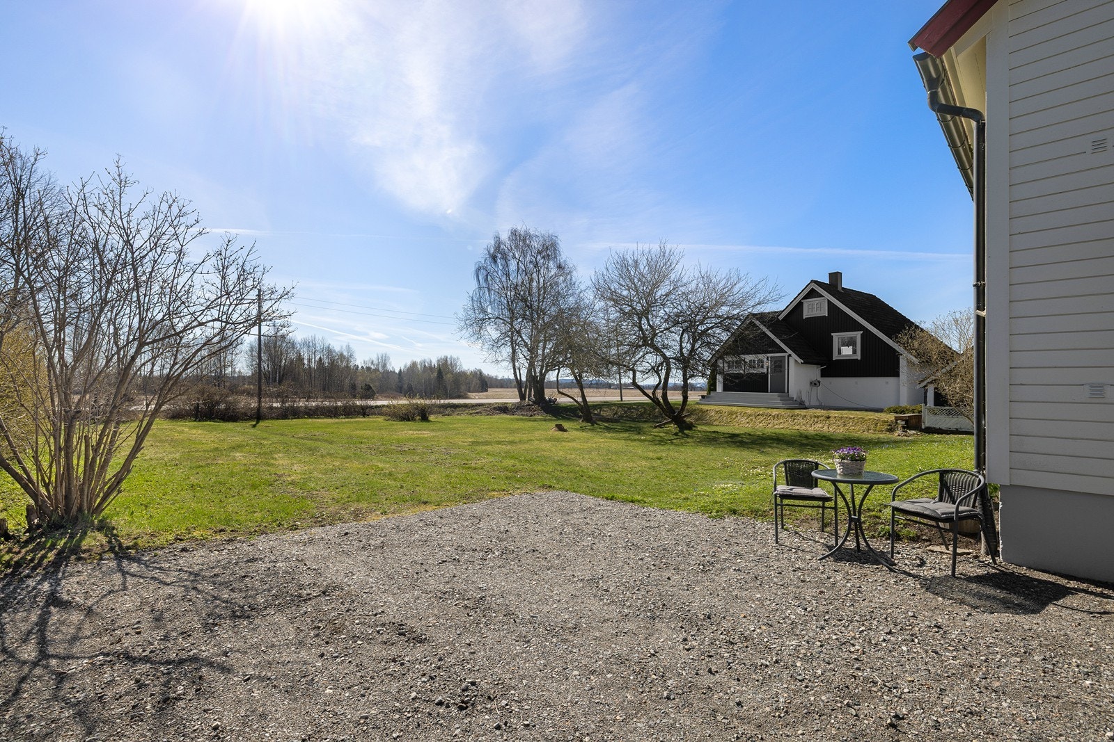 Tomten er på hele 1 291,5 m², og består av enebolig, garasjebygg, stor hage og grusbelagt gårdsplass. Galleribilde