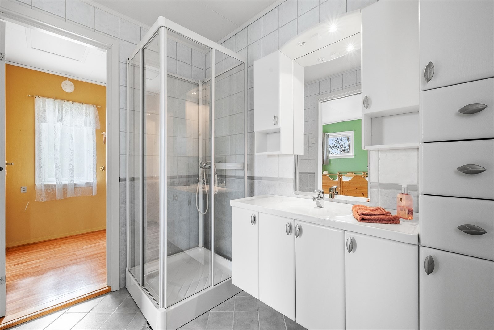Badet byr også på behagelig gulvvarme! Galleribilde