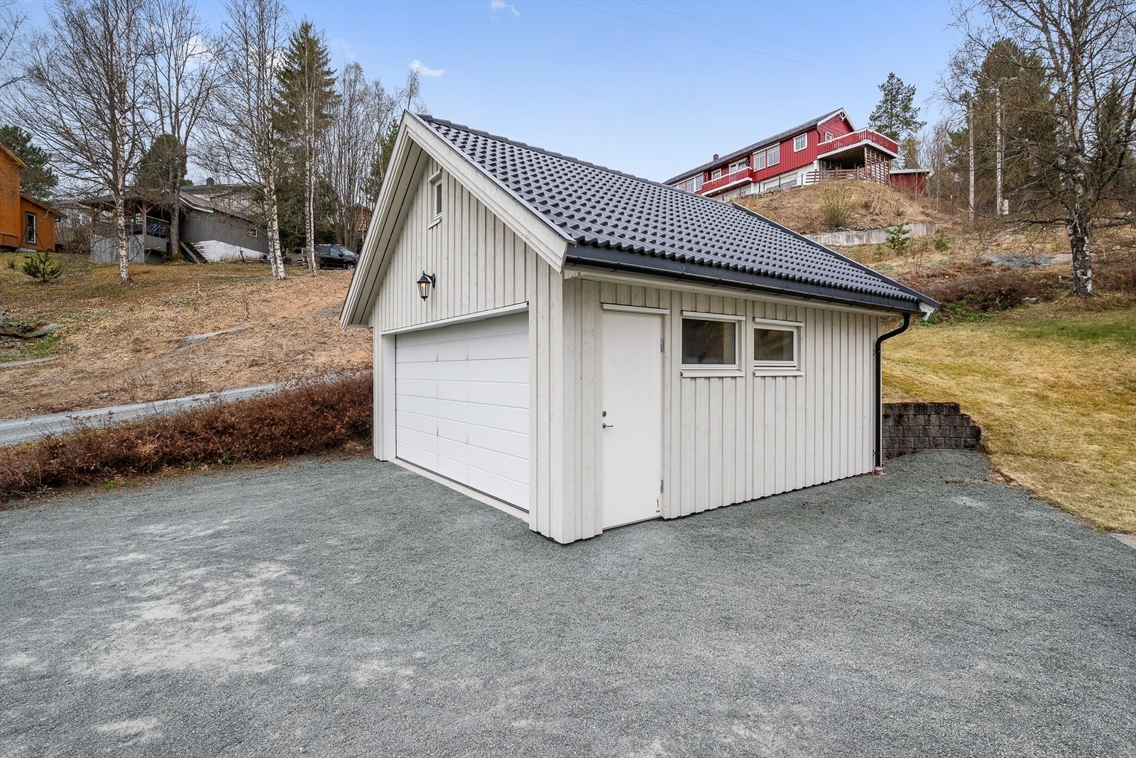 Boligen har rikelig med parkeringsplass både i garasje og på oppstillingsplass. Galleribilde