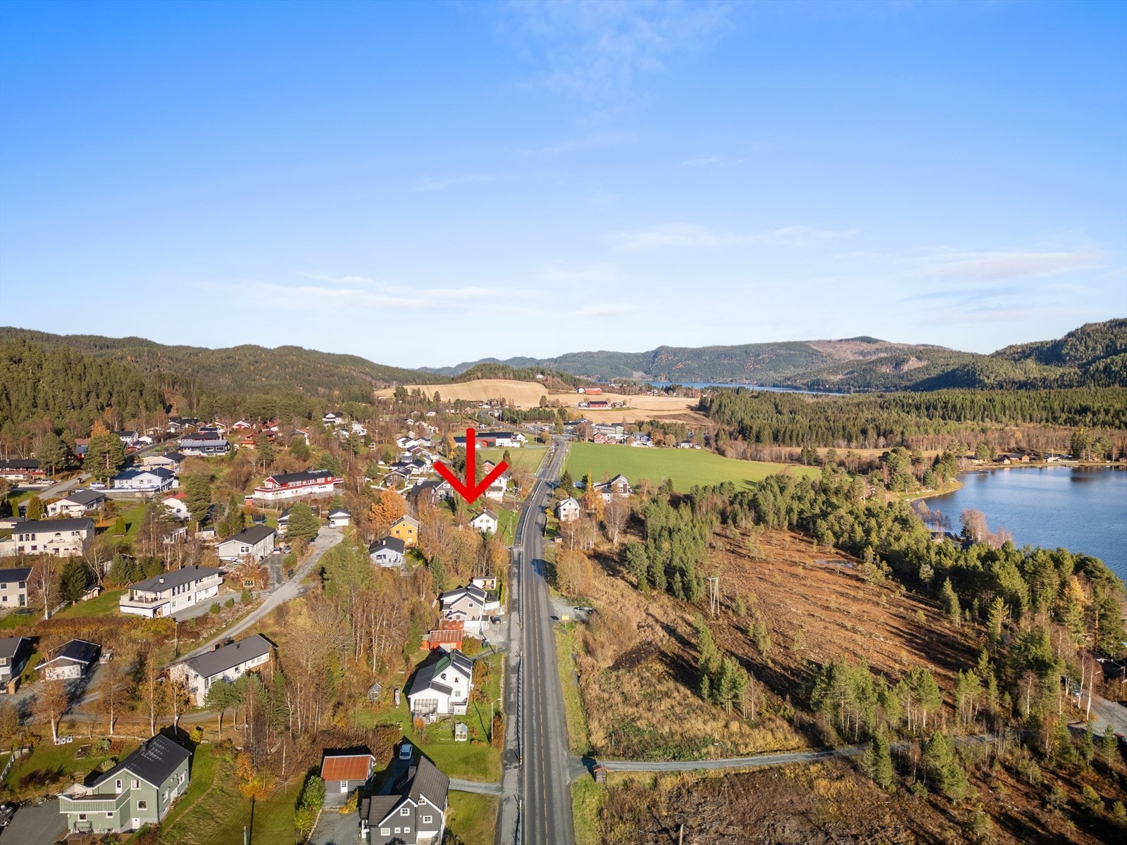 Korsvegen boligfelt og skolen sett fra avstand. Boligen merket i bilde Galleribilde