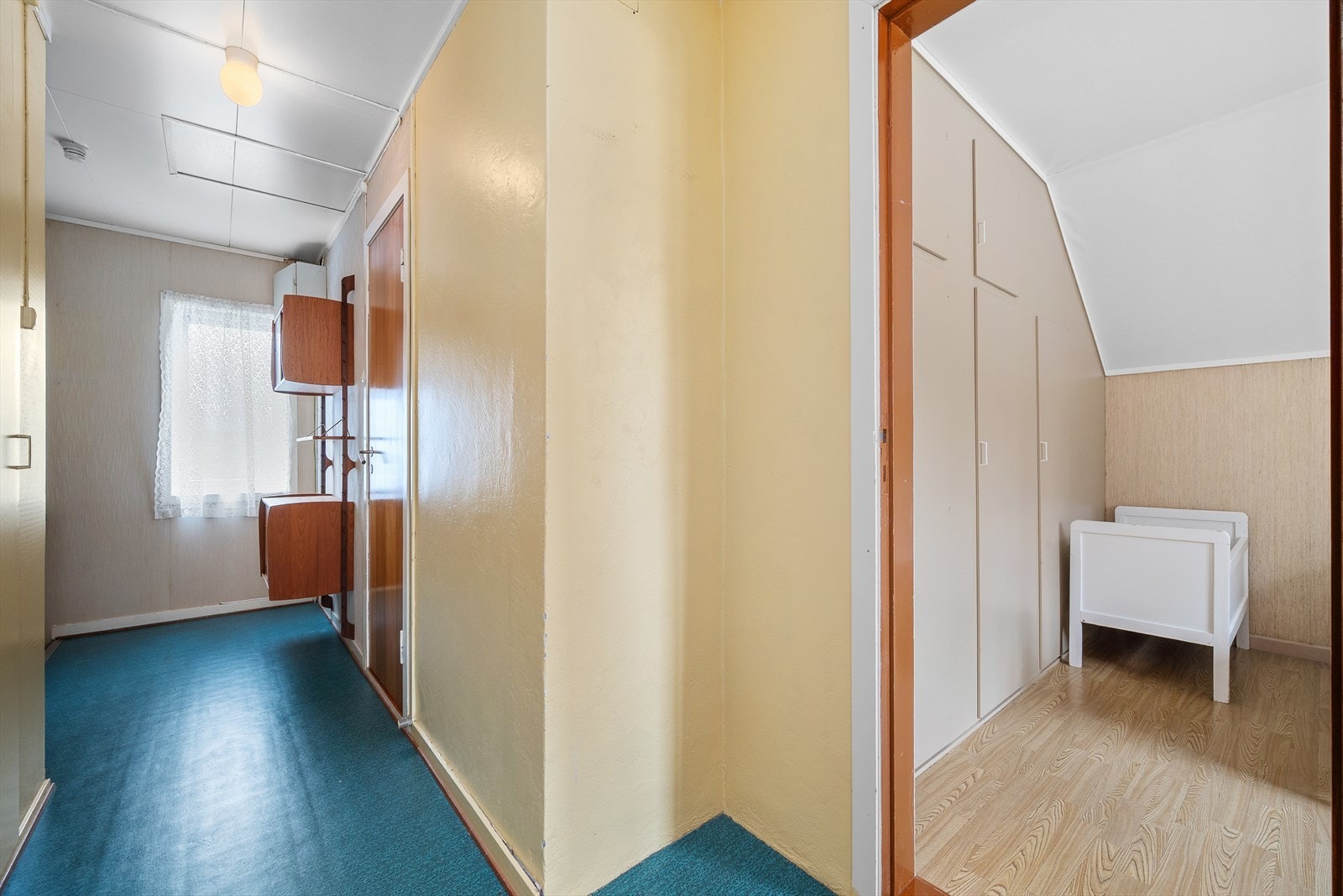 I 2. etasjen finner vi en romslig gang med plass til enkel innredning og 3 soverom! Galleribilde