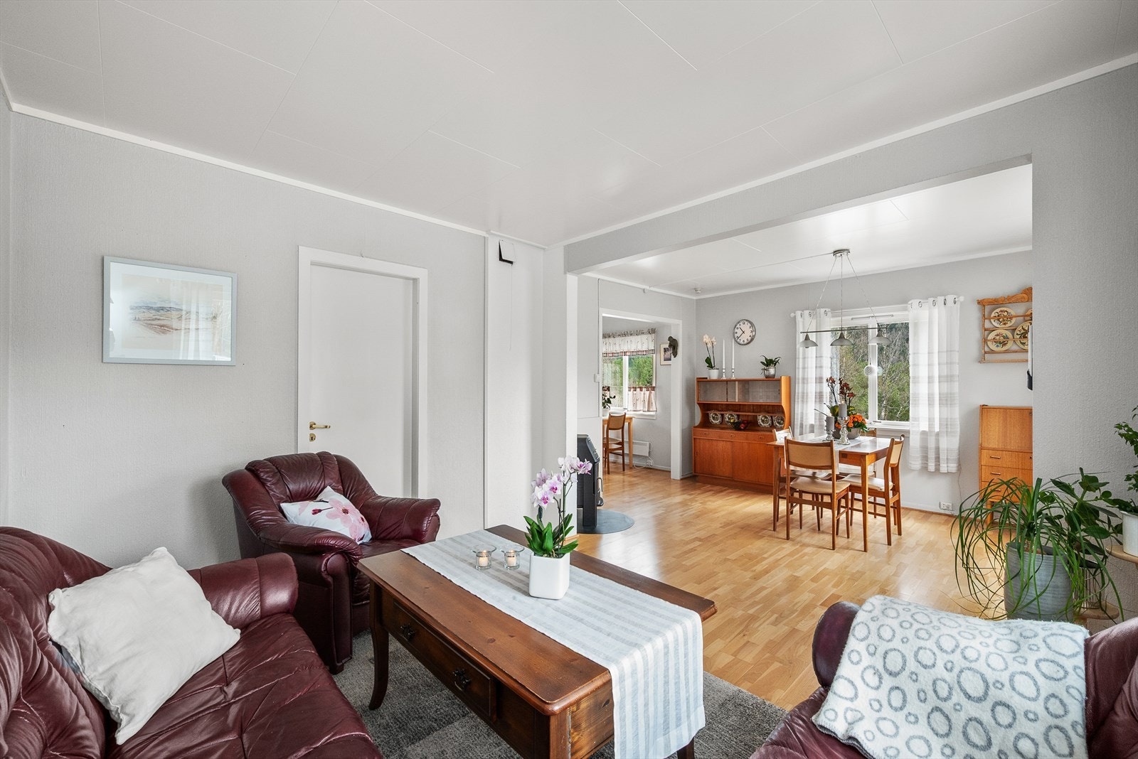 Stuen er smart utformet med naturlige soner. Galleribilde
