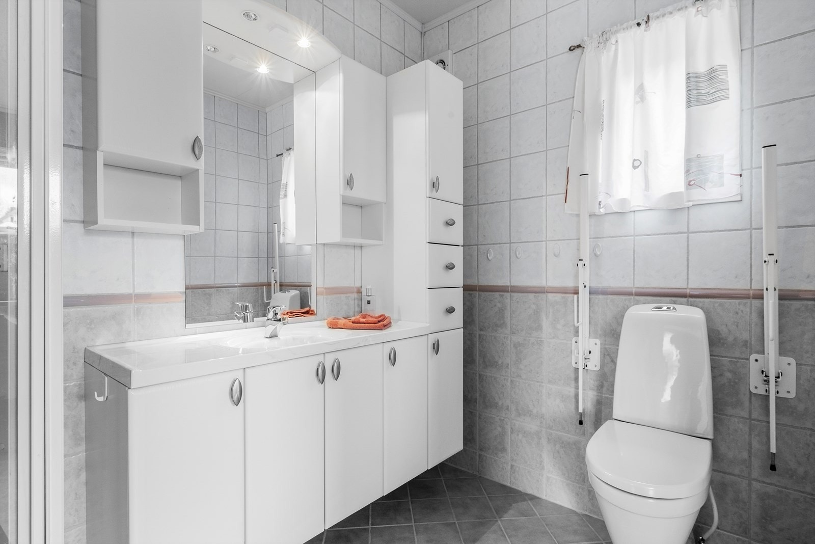 Badet går over 5,5 kvm og har en klassisk utforming. Badet er godt utstyrt med dusjkabinett, wc, servantskap og mekanisk avtrekk. Galleribilde