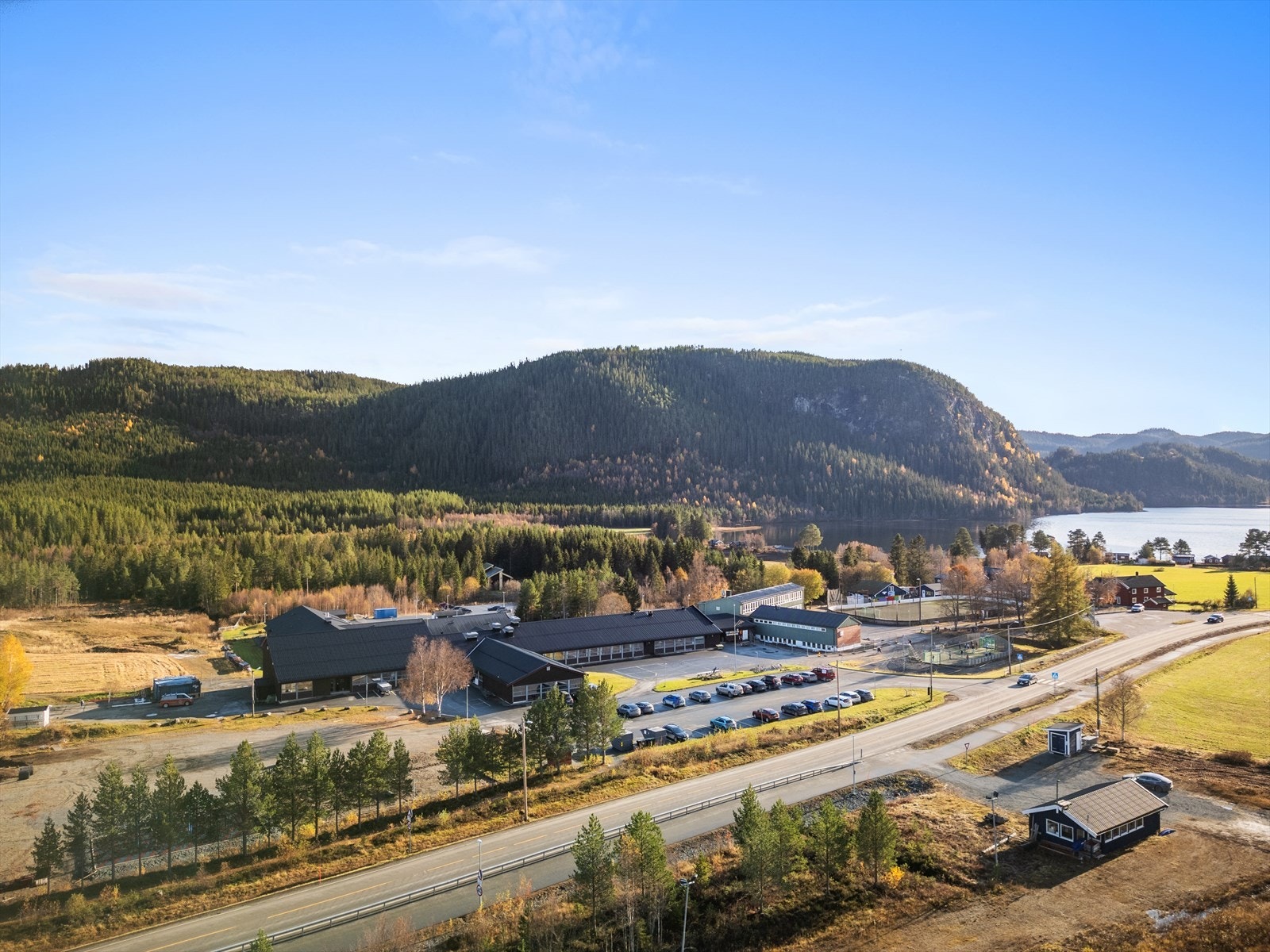 Eid skole og barnehage. Bakgrunn er Ramberget og Gaustadvatnet Galleribilde