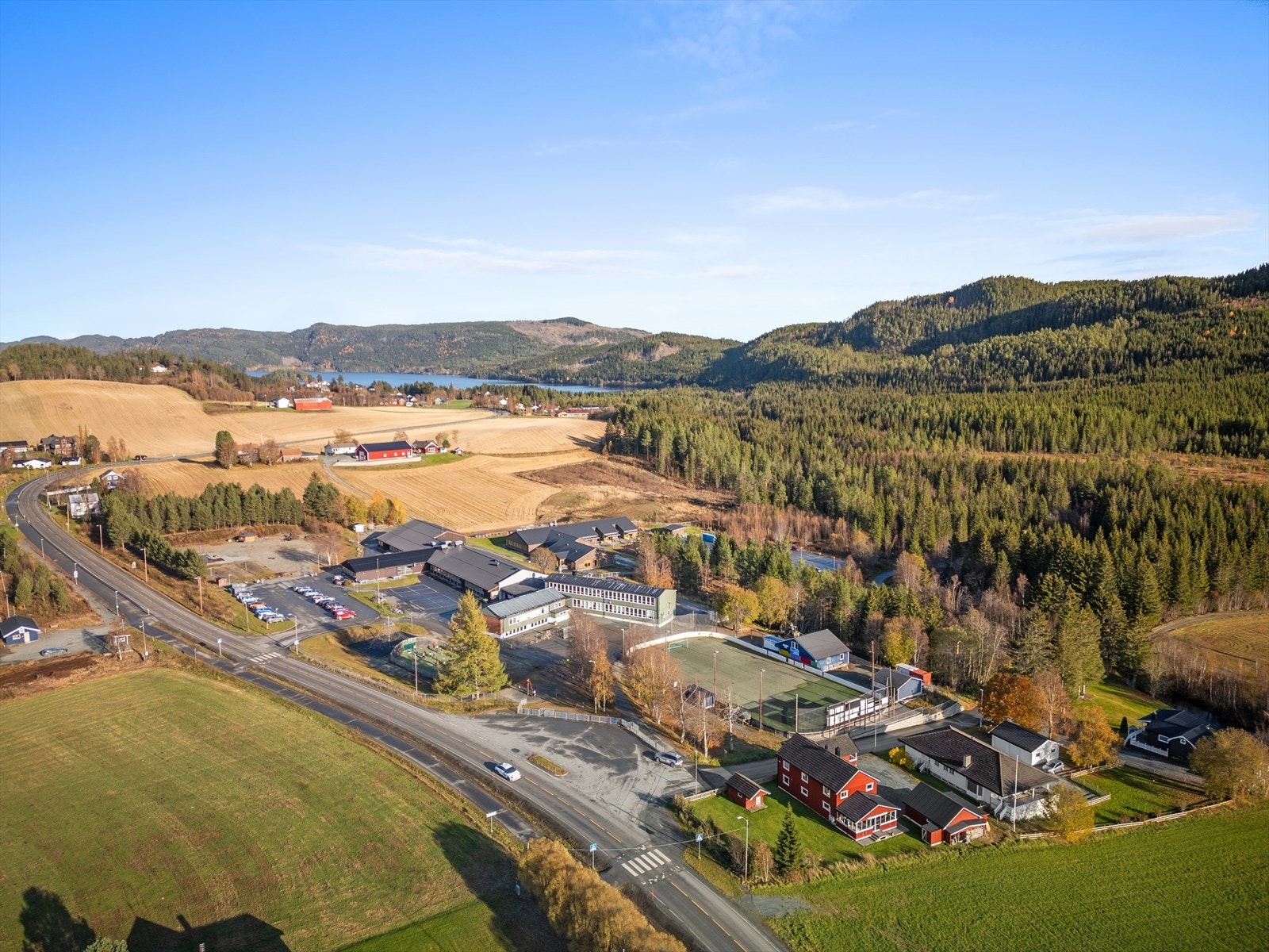 Eid skole og barnehage - Her ser vi også skianlegget og hockeybanen. Galleribilde