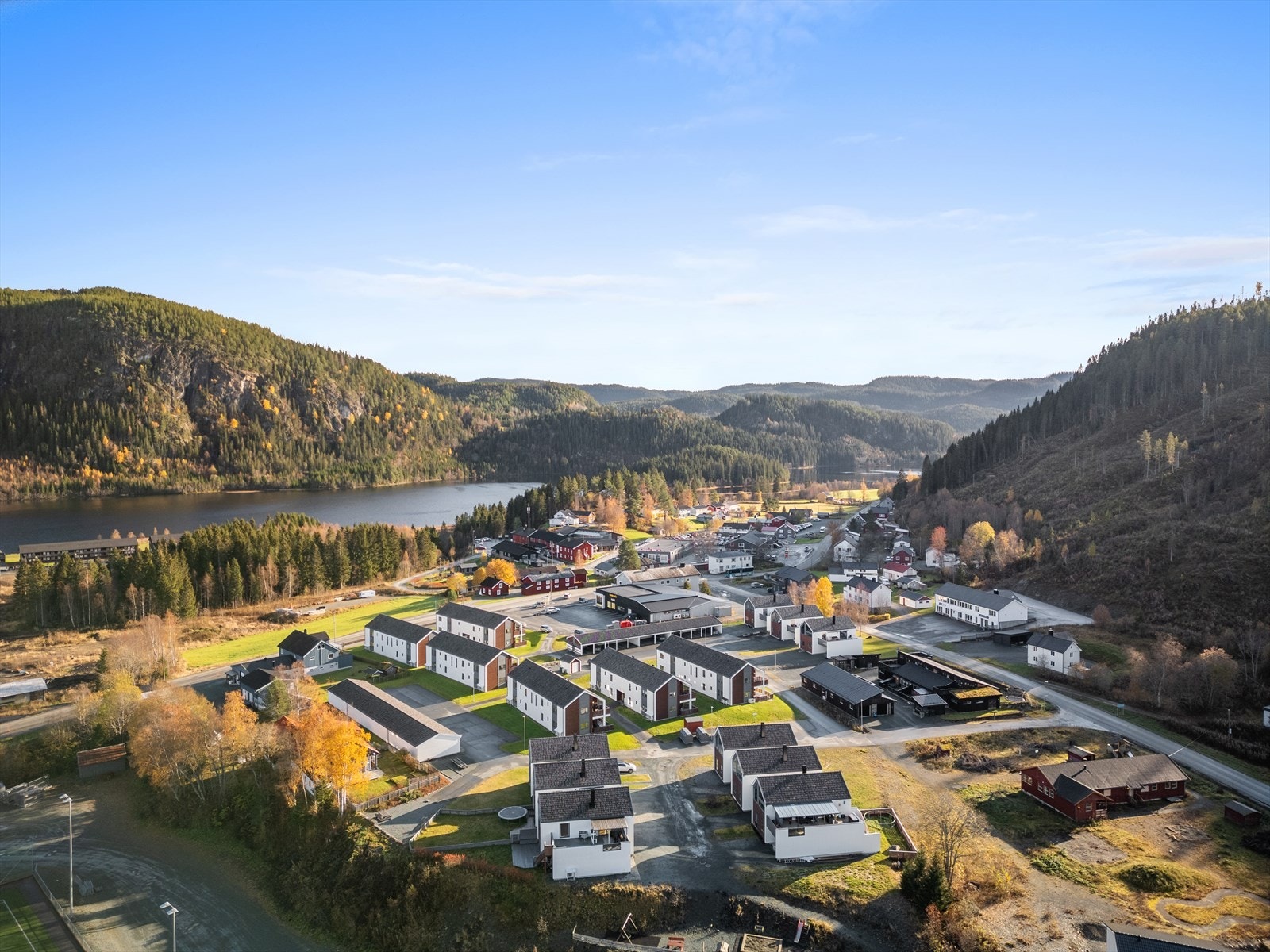 Korsvegen sentrum med daglivarebutikk, etc. Galleribilde