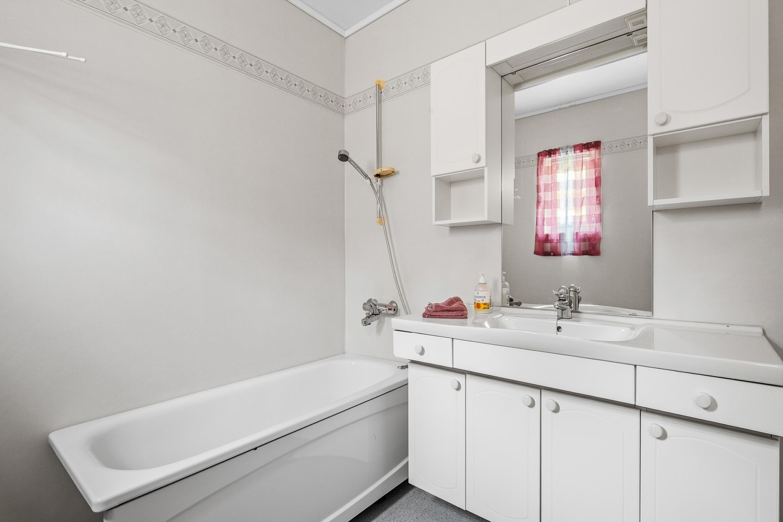 Boligen har et eget vaskerom som i likhet med badet strekker seg over 5,5 kvm og er godt utstyrt med servantskap, opplegg for vaskemaskin, badekar og naturlig avtrekk. Galleribilde