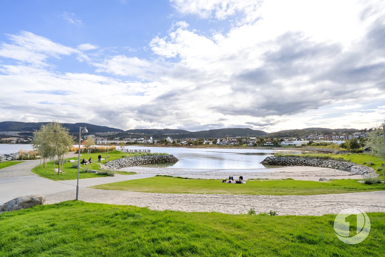 Det finnes også en rekke herlige badeplasser i nærområdet, her illustrert ved den nye stranden på Grilstad Marina. Galleribilde