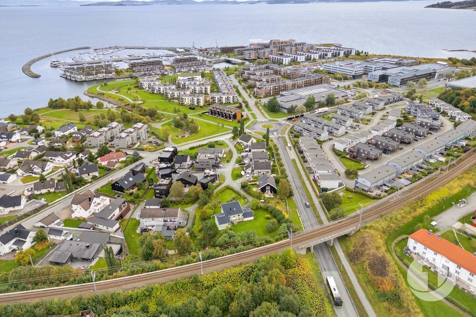 Anton Jenssens veg er et veletablert og familievennlig boområde bestående av eneboliger, rekkehus og leiligheter med en sjønær og idyllisk beliggenhet. Galleribilde