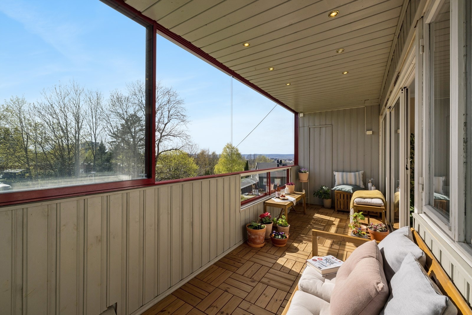 Balkongen har god plass til utemøbler og fungerer som en naturlig forlengelse av stuen på varme sommerdager. Galleribilde