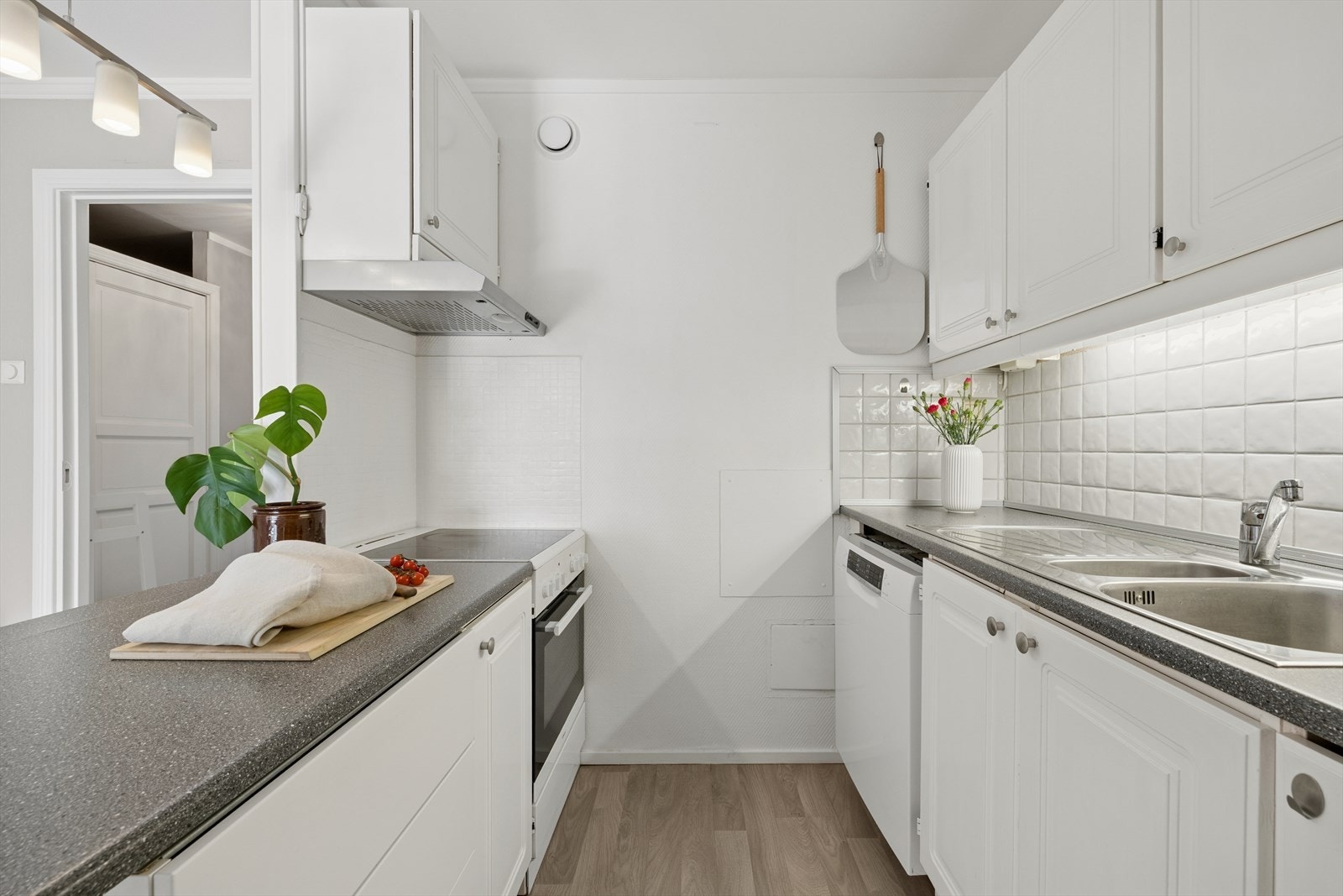Kjøkkenet er innredet i en praktisk form og har godt med skap- og benkeplass. Galleribilde
