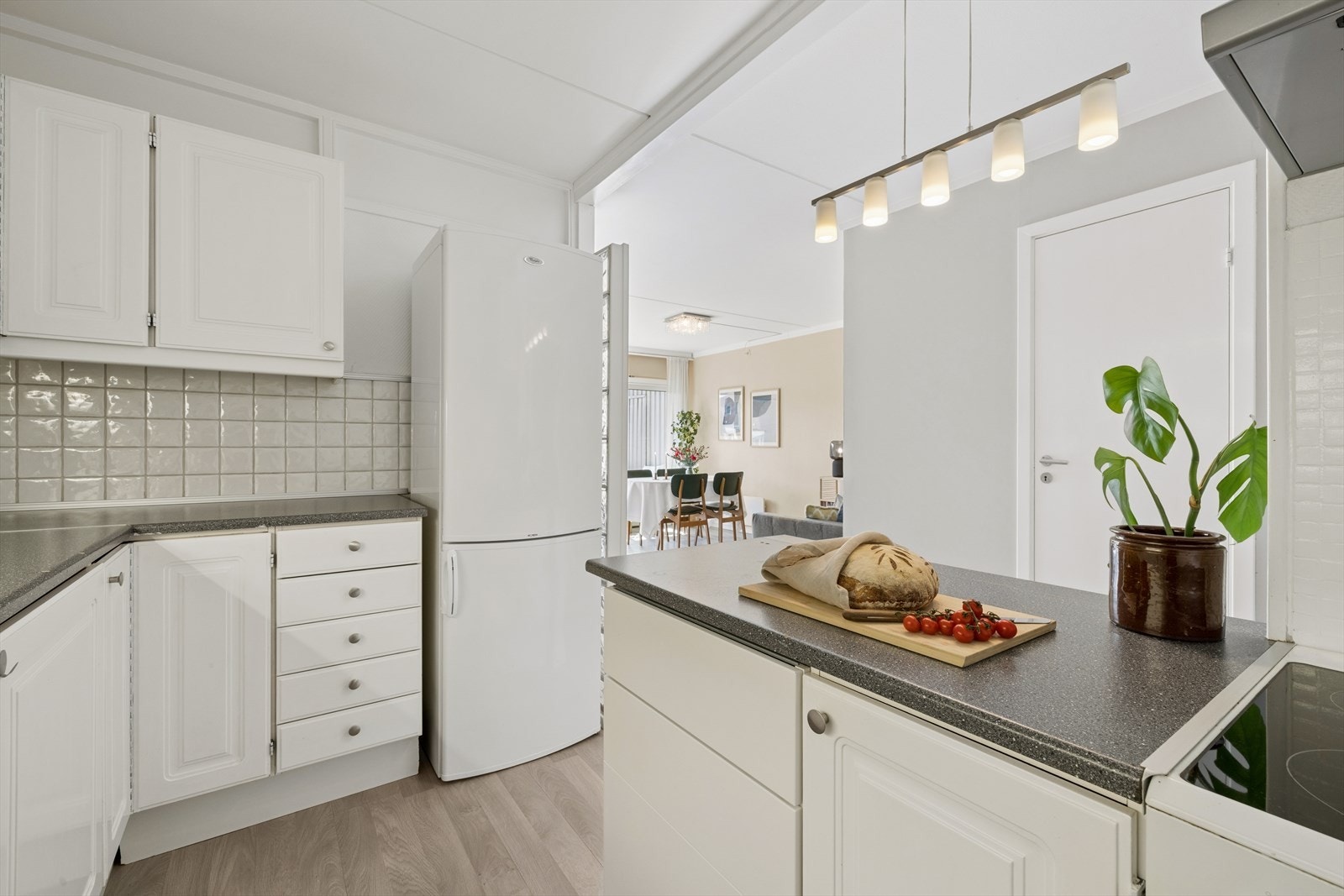 Innredningen har hvite, profilerte fronter og laminat benkeplate. Galleribilde