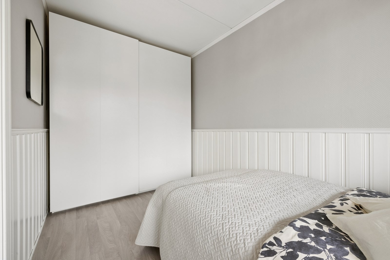 Soverommet er innredet med en romslig skyvedørsgarderobe for oppbevaring. Galleribilde