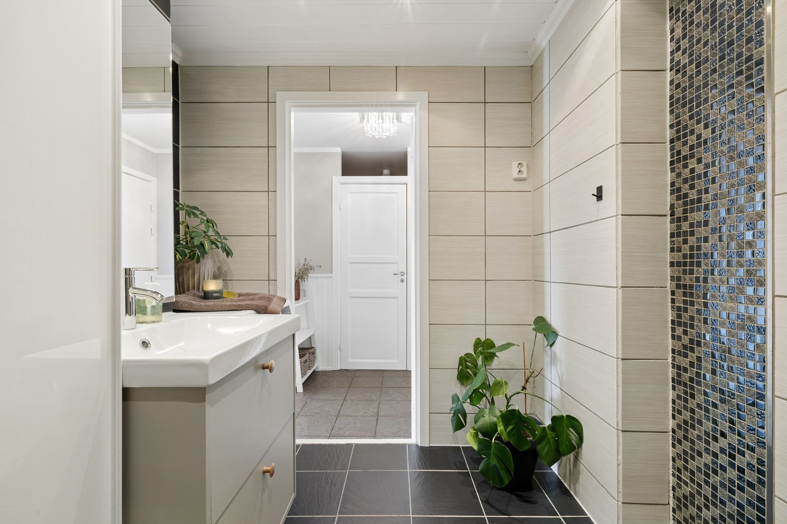 Ny servant og skap på badet i 2026. Galleribilde