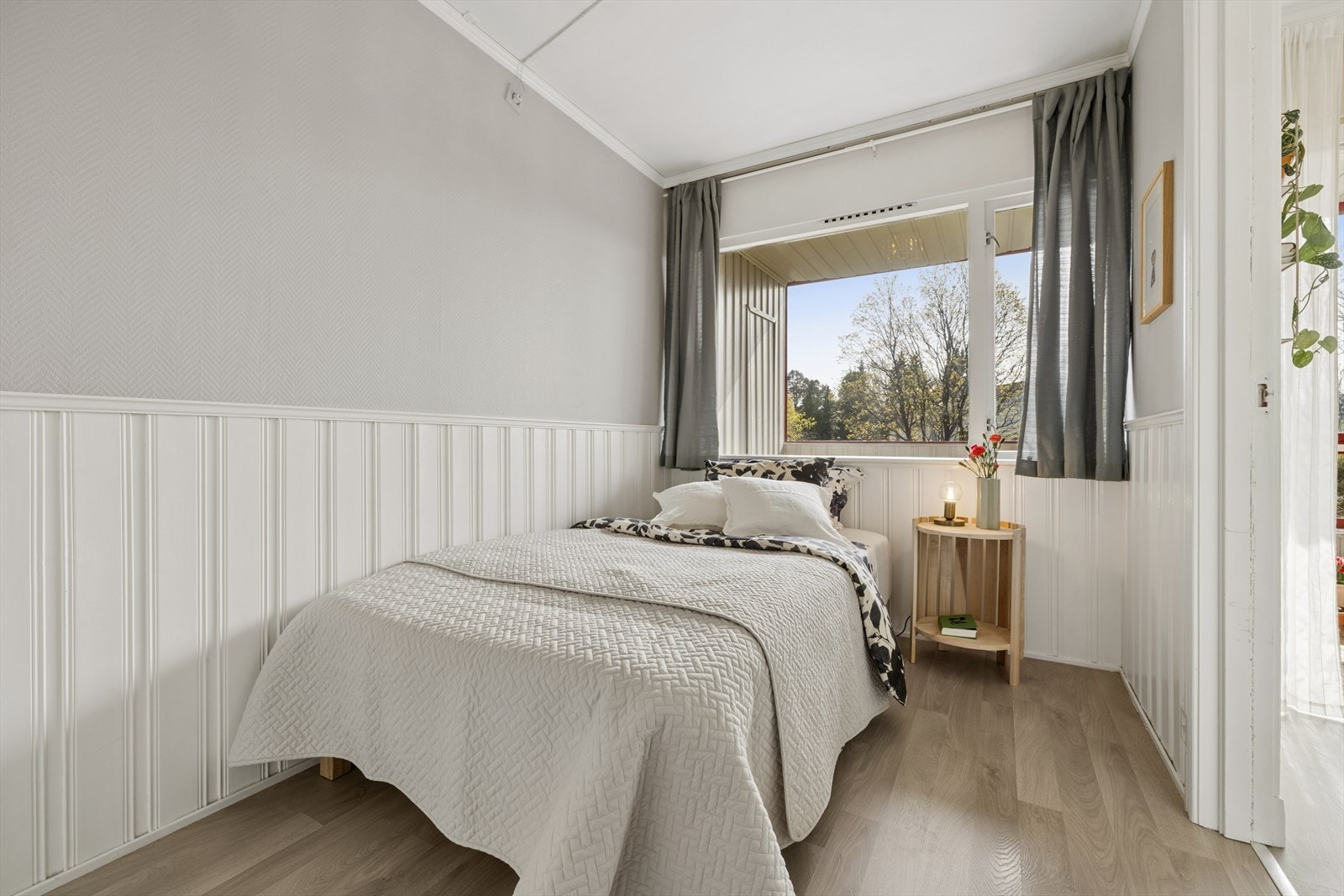 Leiligheten har et romslig soverom som er i enden av leiligheten, vendt mot rolige omgivelser. Galleribilde