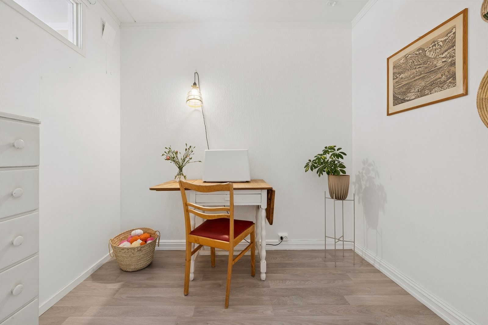 I deler av den opprinnelige stuen er det satt opp en vegg, og innredet som kontor. Galleribilde