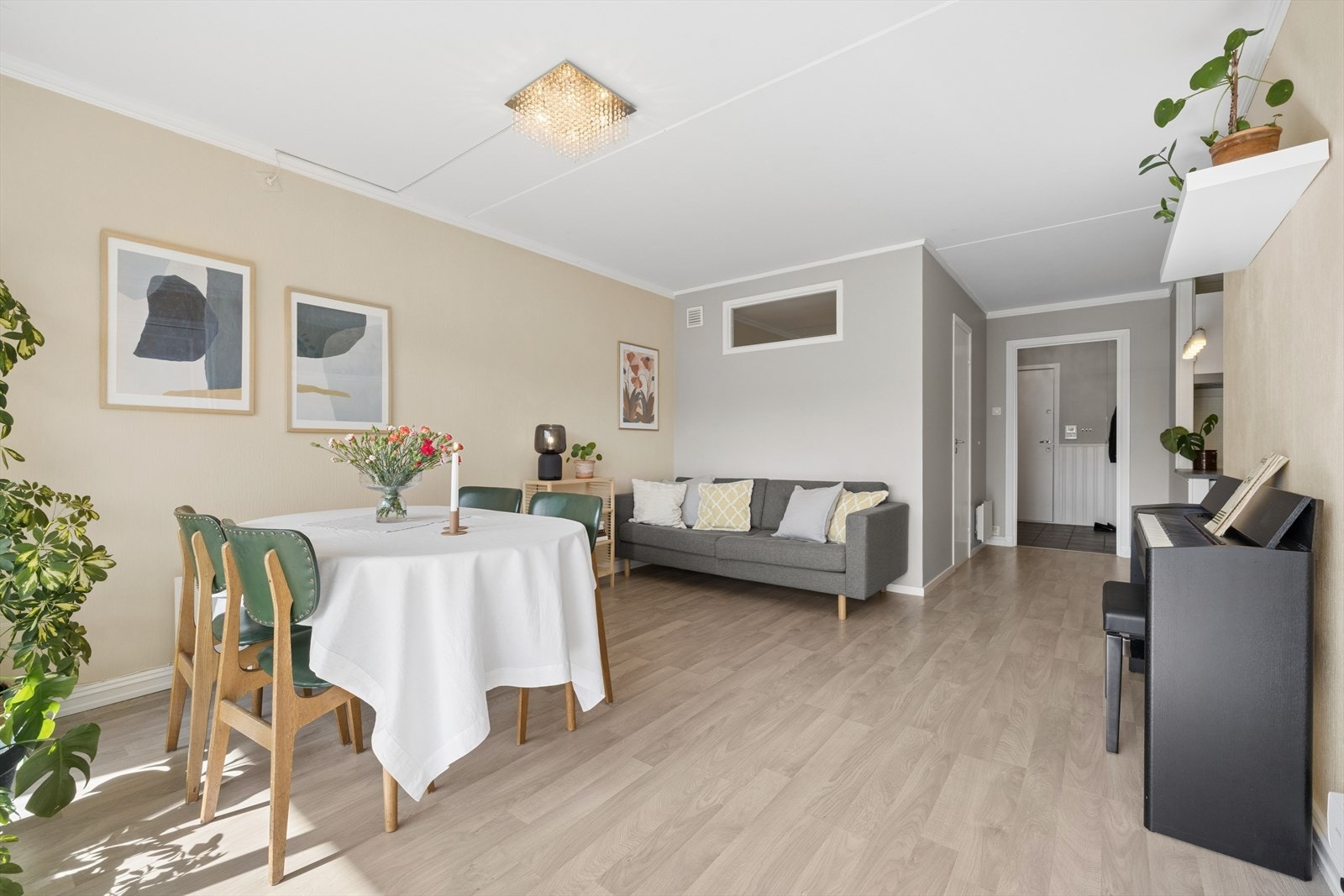 Stuen oppleves som lys og luftig, med en møbleringsvennlig planløsning. Galleribilde