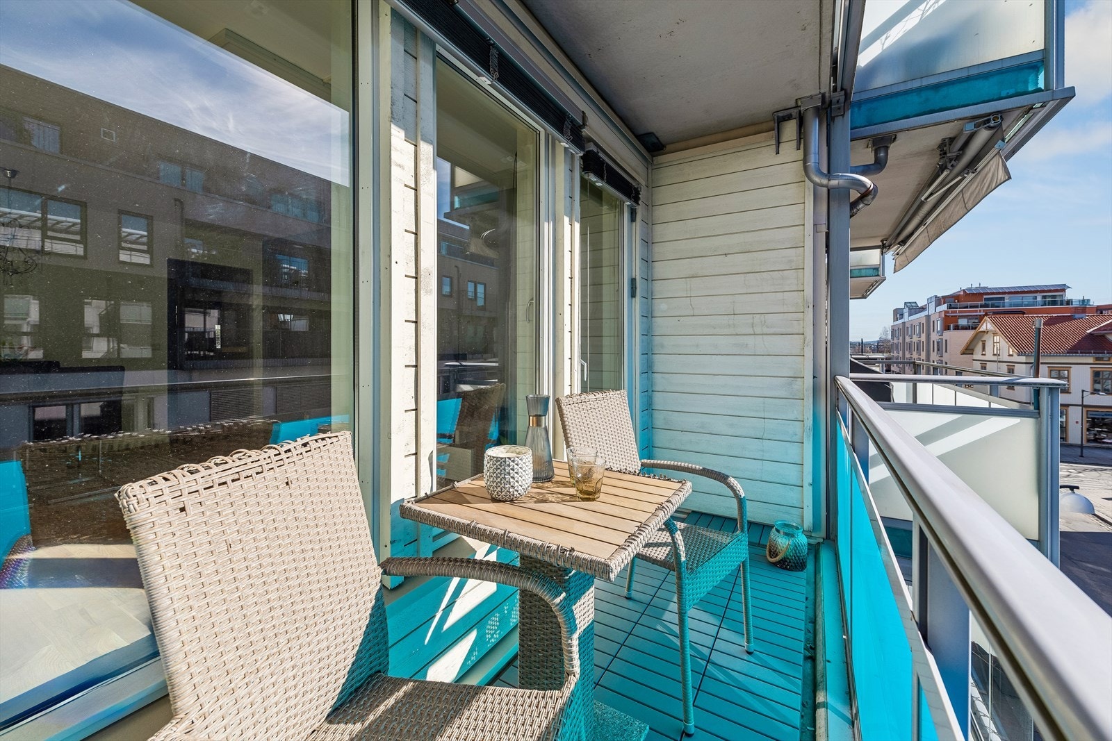 Balkong med skjerming og plass til både bord og stoler. Et fint sted å trekke seg tilbake på varme dager. Galleribilde