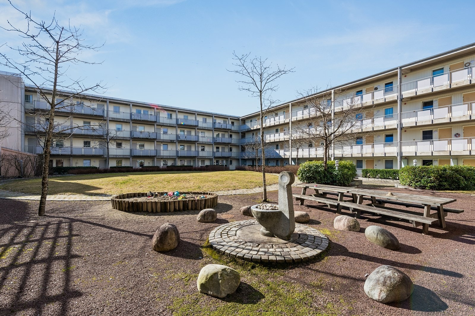 Koselig atrium med lekeplass og sittebenk. Galleribilde