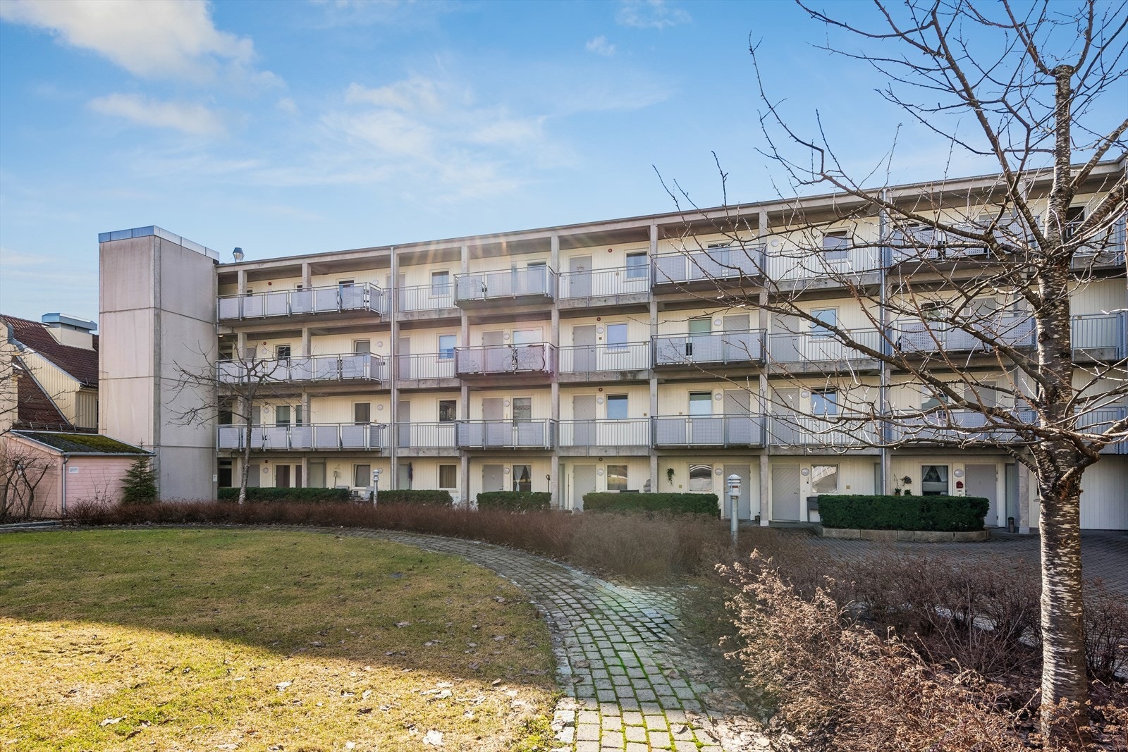 Trivelig bakgård med grøntarealer og god plass til rekreasjon. Perfekt for både store og små. Galleribilde