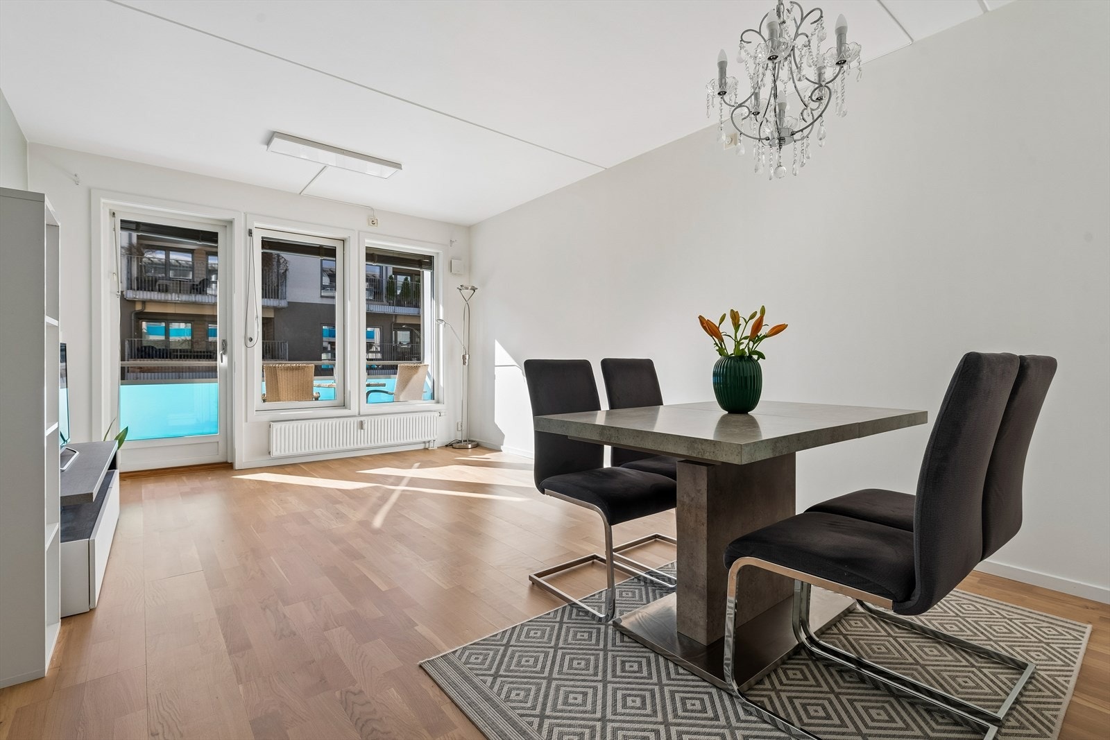 Spiseplass i tilknytning til stuen, ideell for både hverdagsmiddager og gjester. Store vinduer gir et lyst og trivelig miljø. Galleribilde