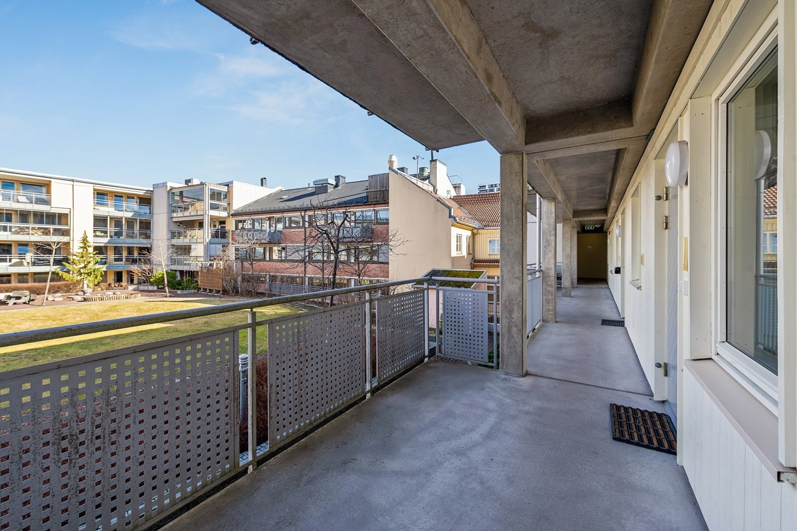 Langsgående svalgang med enkel adkomst til leiligheten. Rolig og oversiktlig fellesområde. Galleribilde