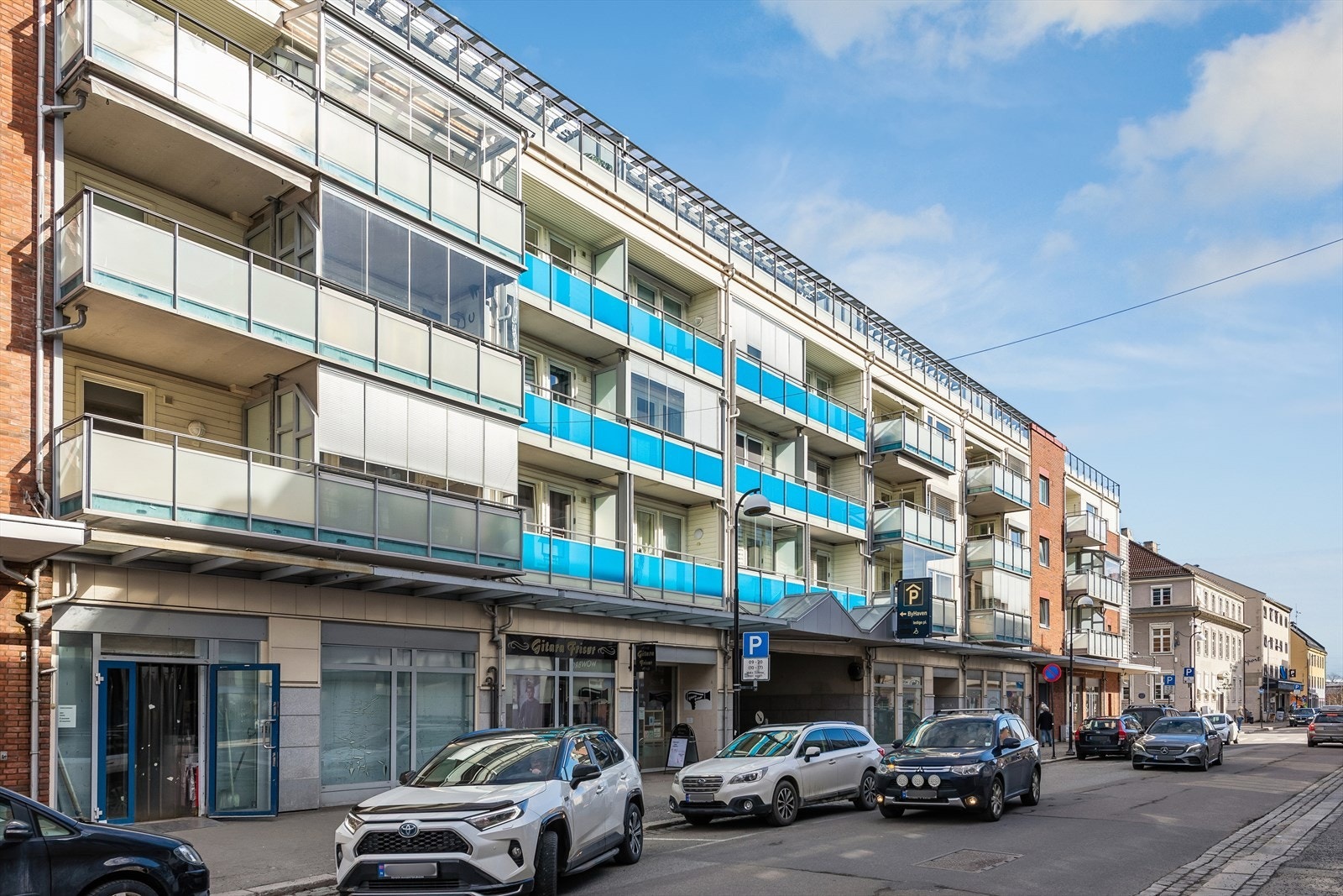 Byggets gatefasade med moderne balkonger og gode solforhold. Et attraktivt og sentralt bomiljø. Galleribilde