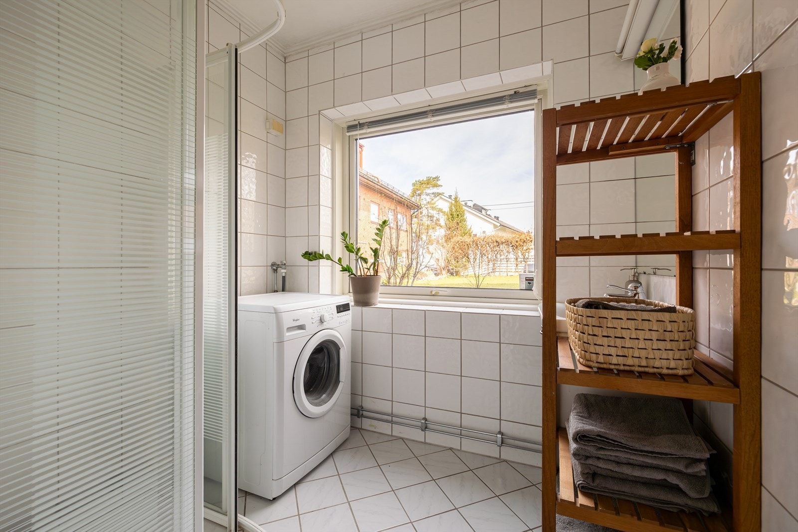 Lyst bad med opplegg for vaskemaskin Galleribilde