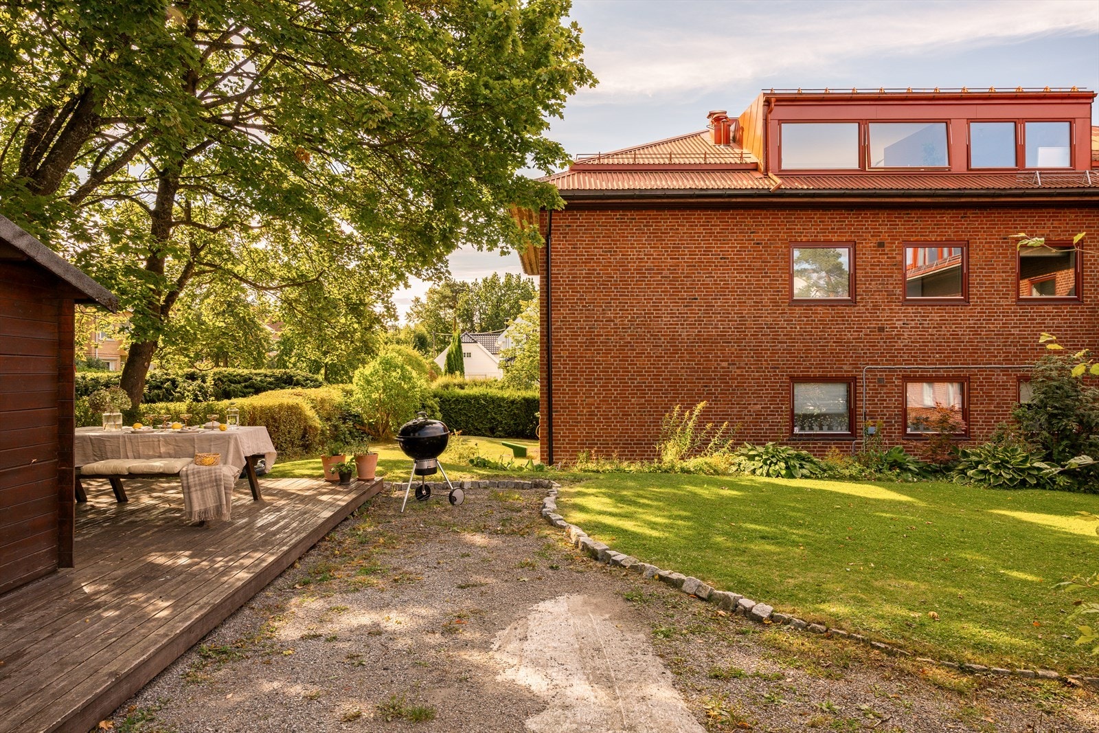 Grønn og hyggelig bakgård Galleribilde