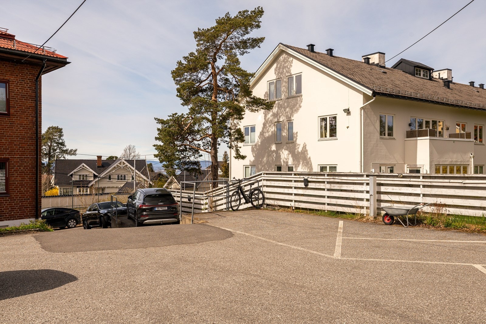 Det medfølger egen parkeringsplass til boligen Galleribilde