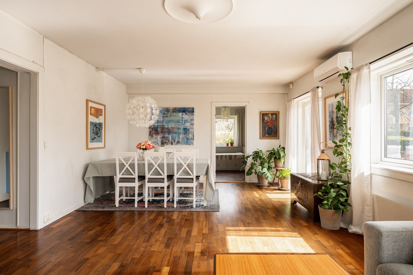 Stue med store vindusflater og rikelig med dagslys Galleribilde