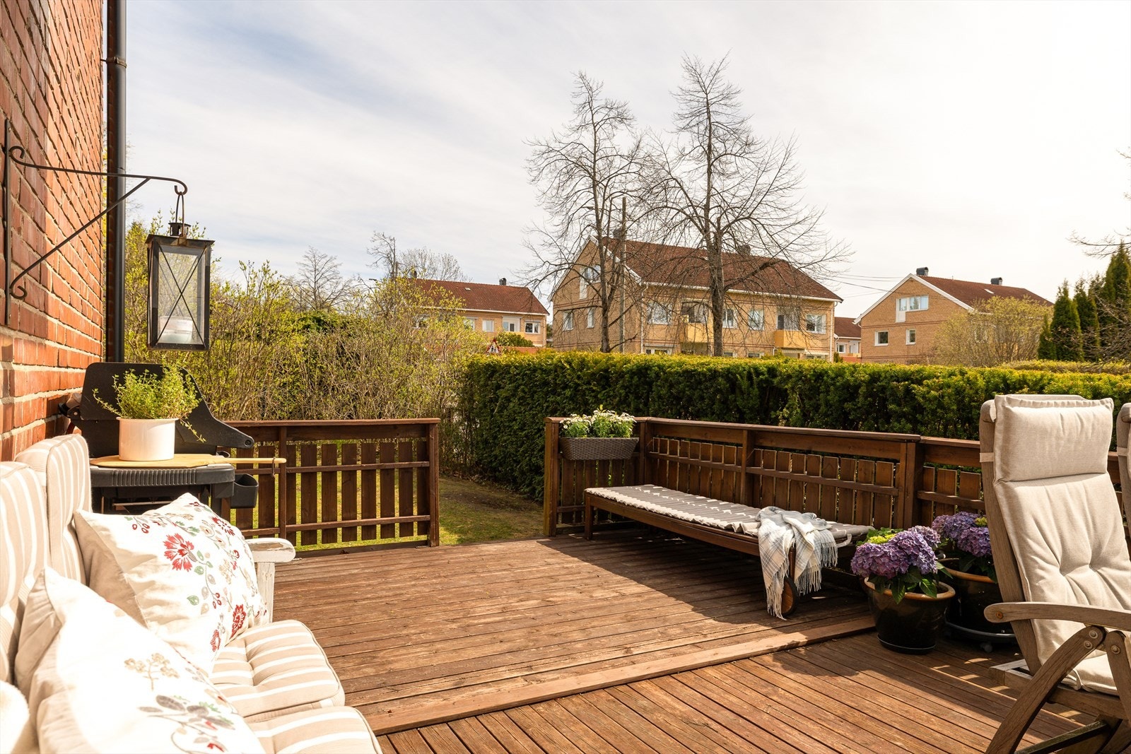 Trapp videre ut til felles hage fra terrasse Galleribilde