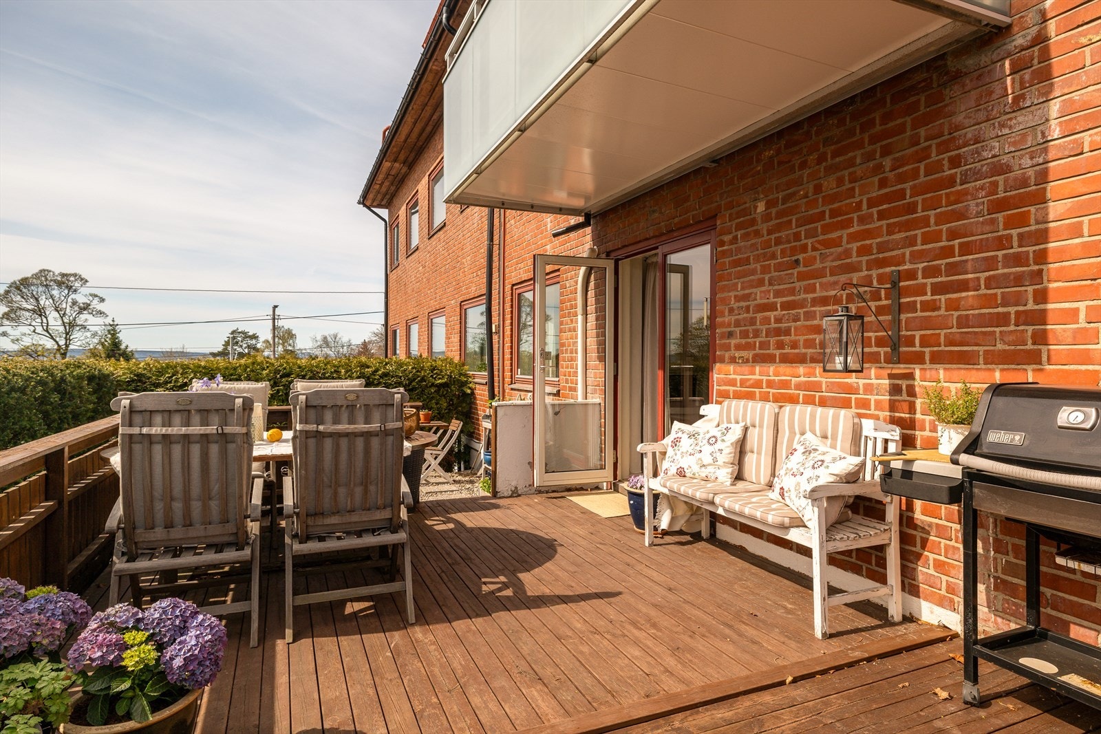 Her er det god plass til utemøbler, spisegruppe, grill og mye mer Galleribilde
