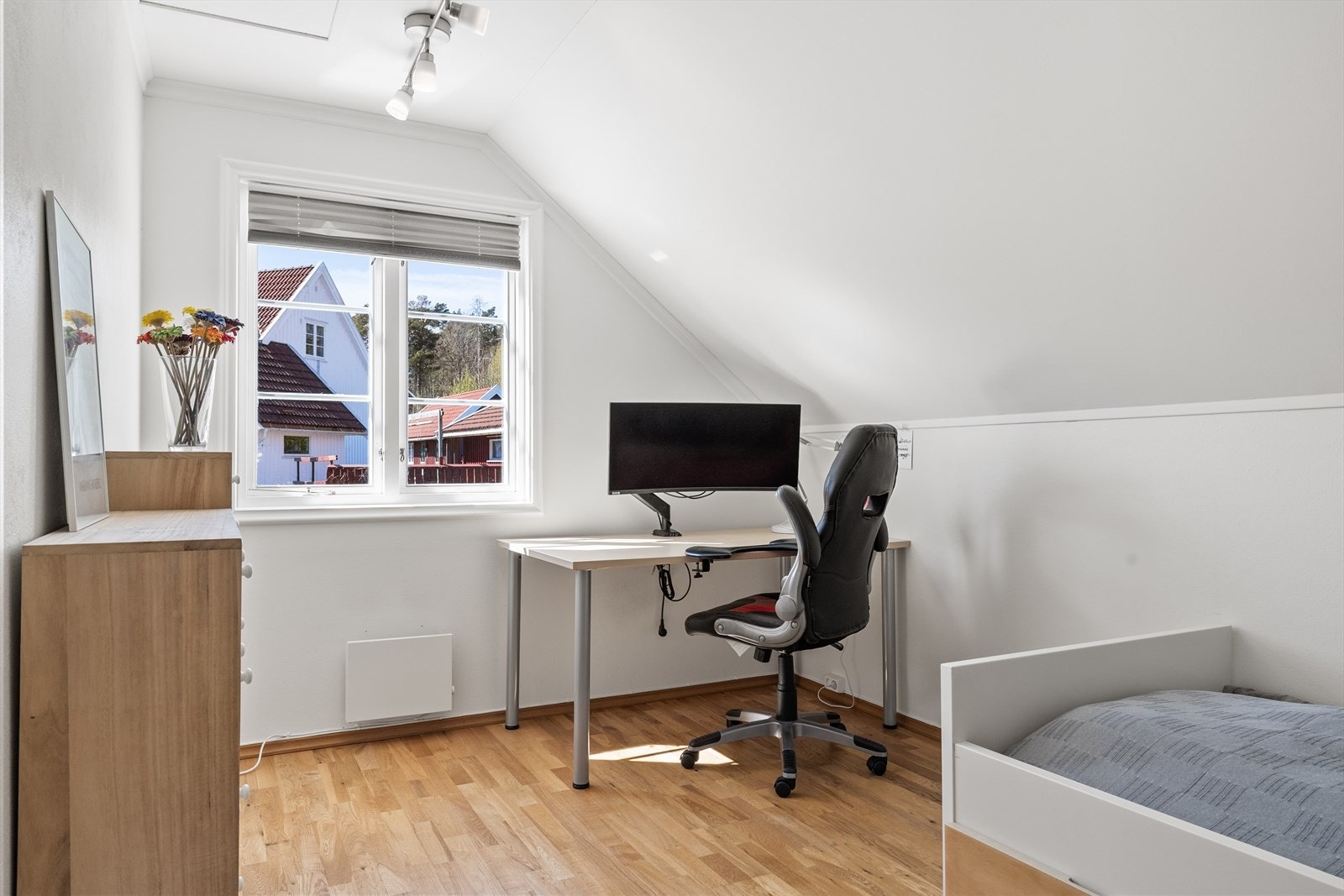 Soverom nr 3 har god plass til seng og oppbevaring. Galleribilde