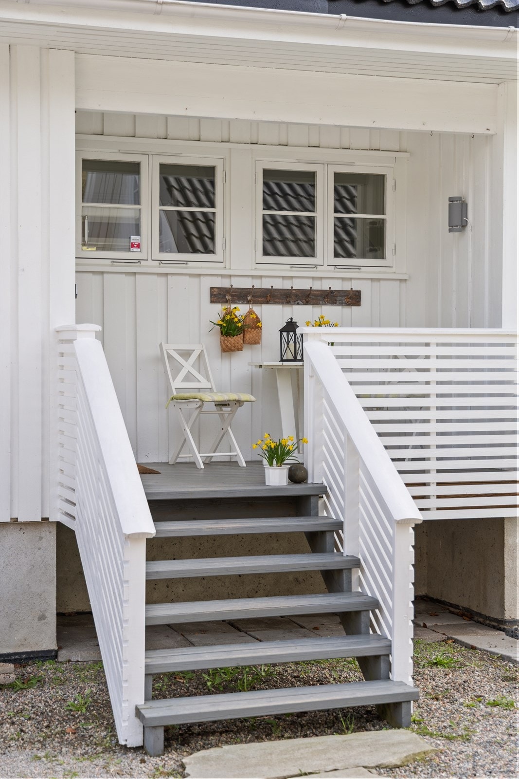 Trapp til inngangspartiet er oppgradert i 2015, med ny understøtting i 2020. Galleribilde